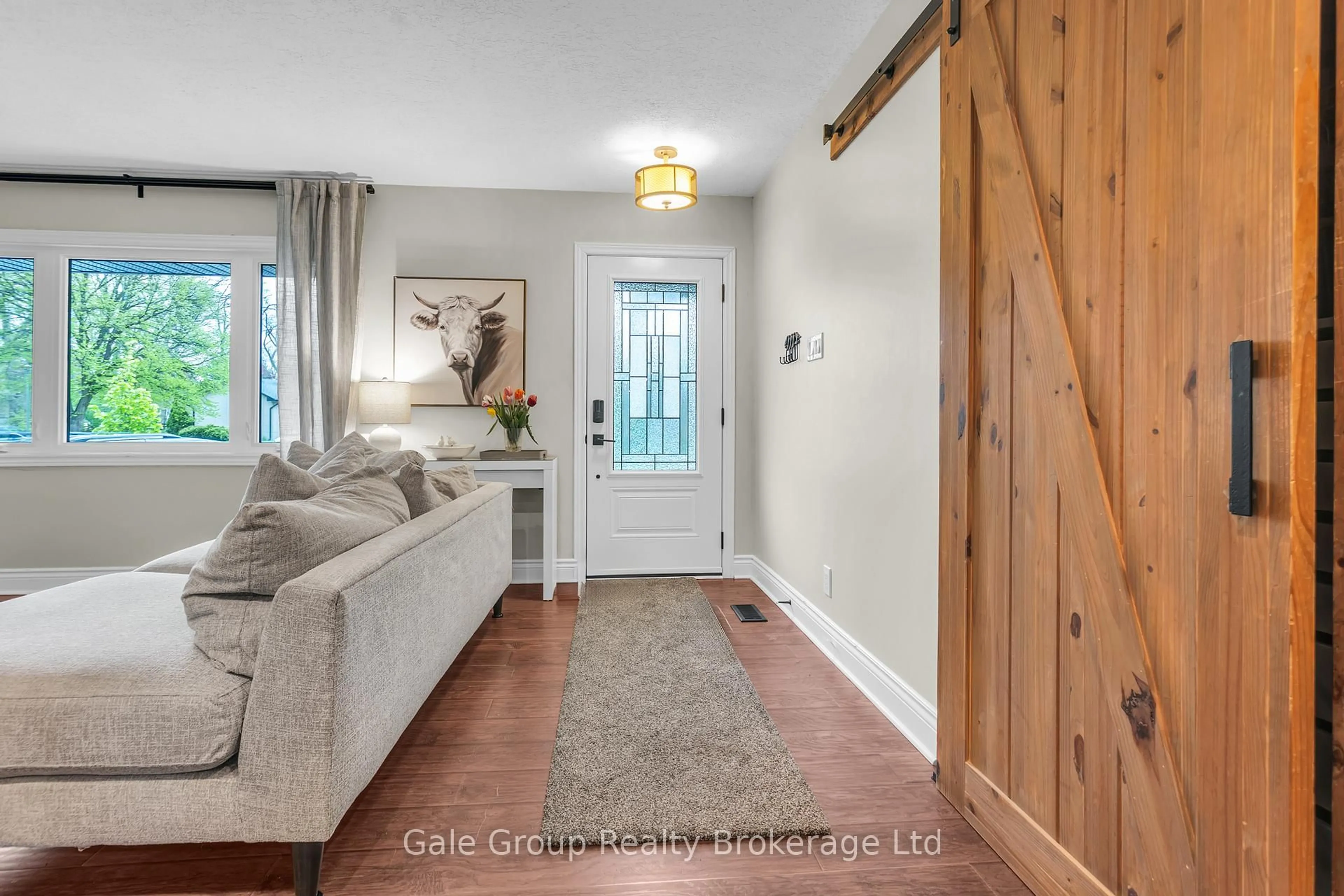 Indoor entryway for 9 Strathcona Dr, London East Ontario N5W 1P7