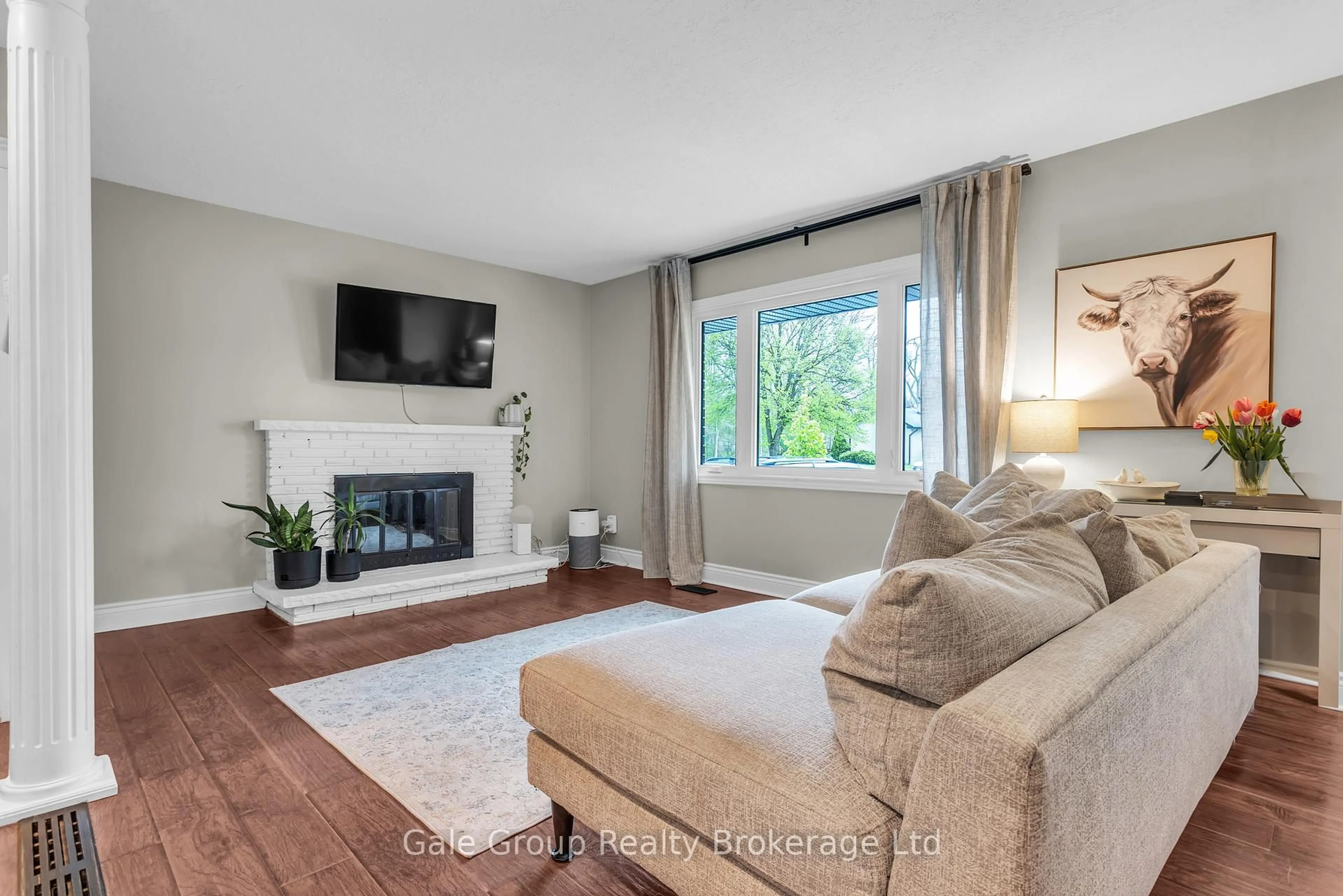 Living room with furniture, unknown for 9 Strathcona Dr, London East Ontario N5W 1P7