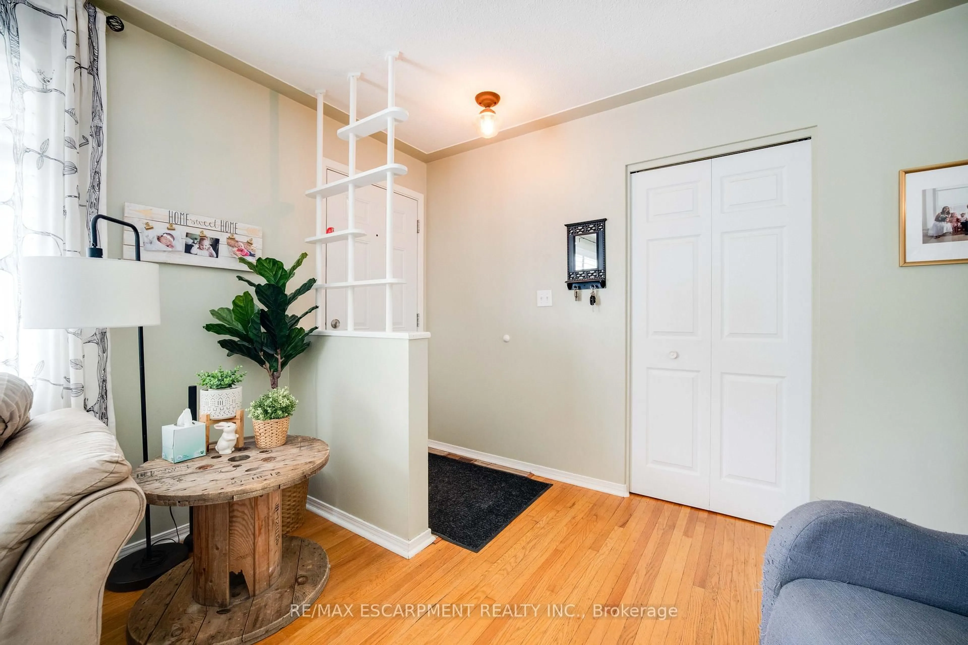 Indoor entryway for 50 Ellenson Dr, Brantford Ontario N3R 3E5