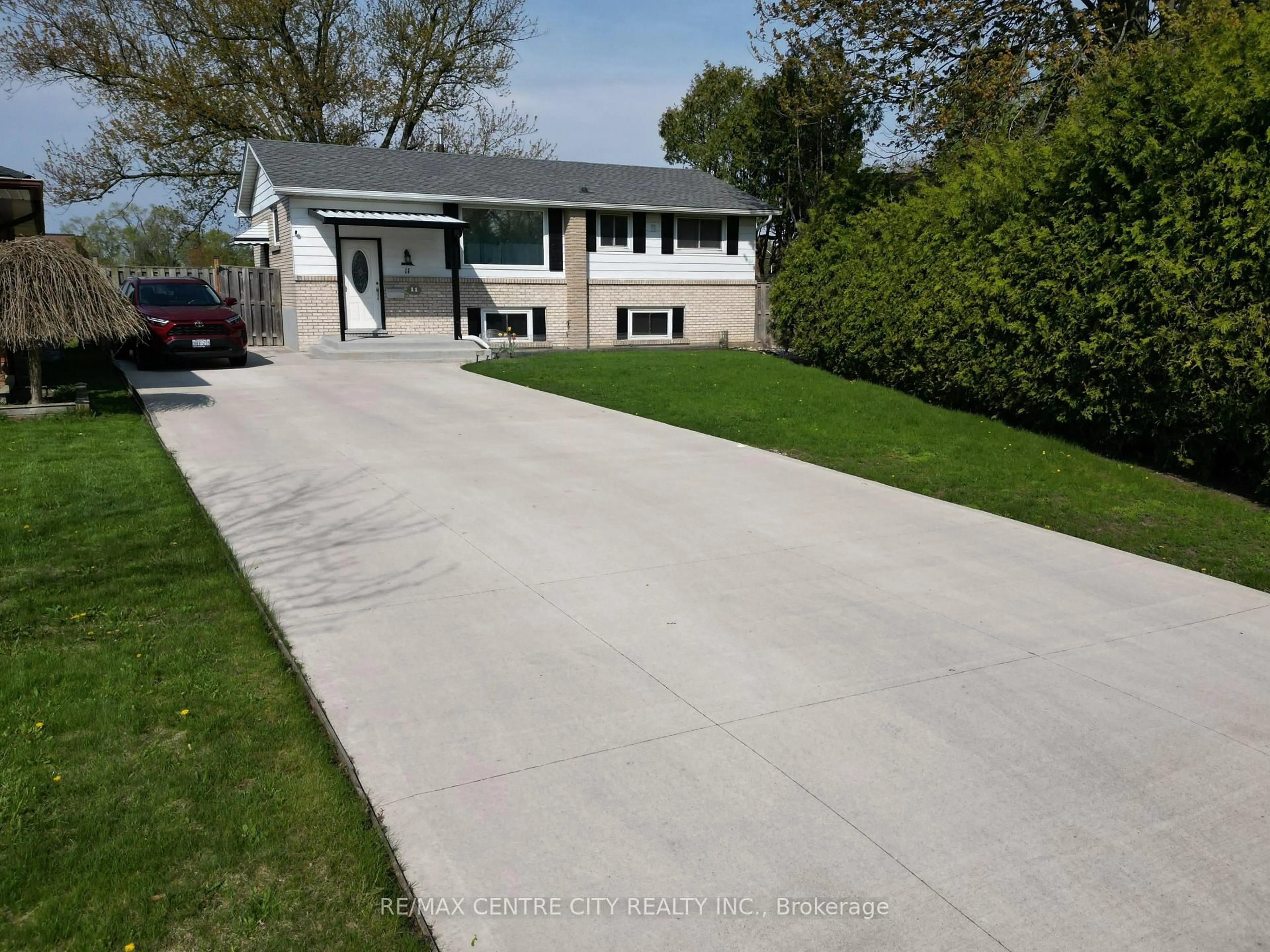 Home with vinyl exterior material, street for 11 Kenwood Cres, London East Ontario N5Y 3W6