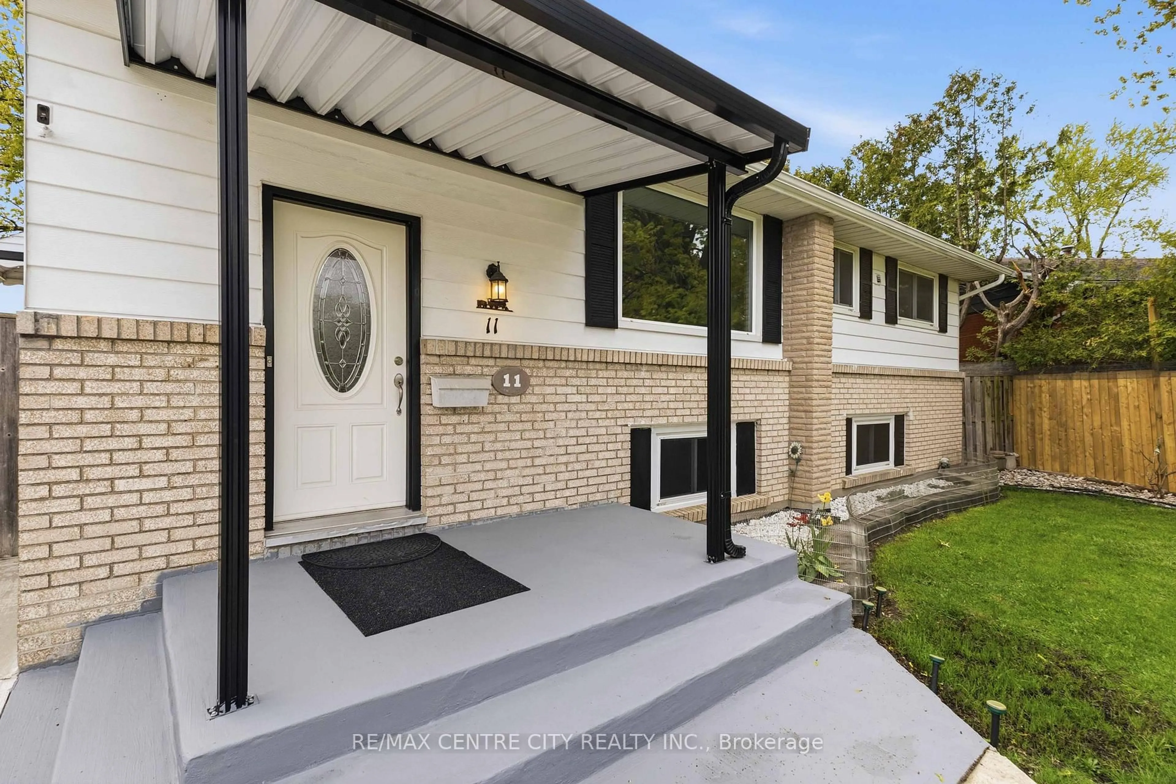 Home with vinyl exterior material, street for 11 Kenwood Cres, London East Ontario N5Y 3W6