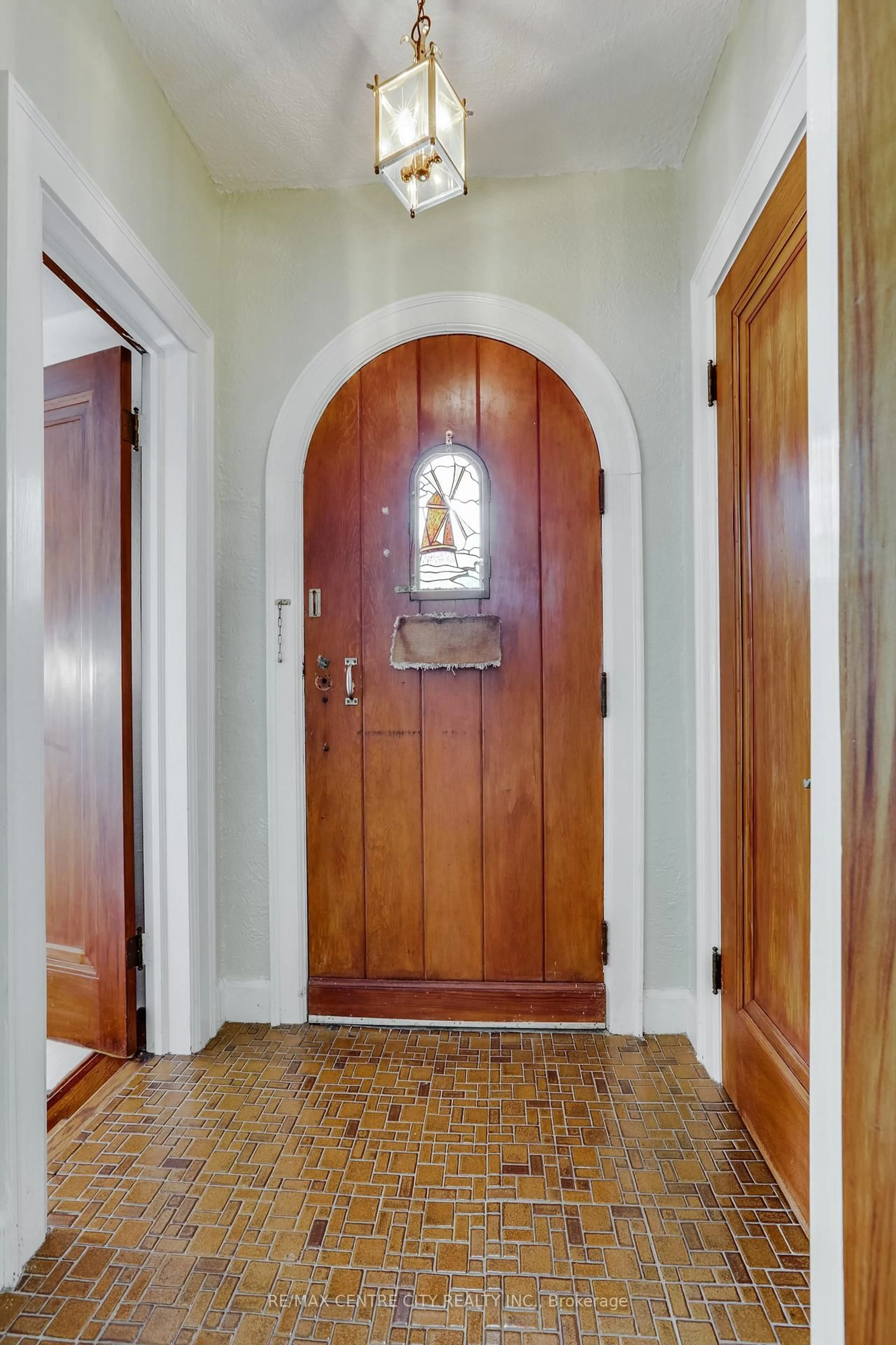 Indoor entryway for 1008 Waterloo St, London East Ontario N6A 3X6