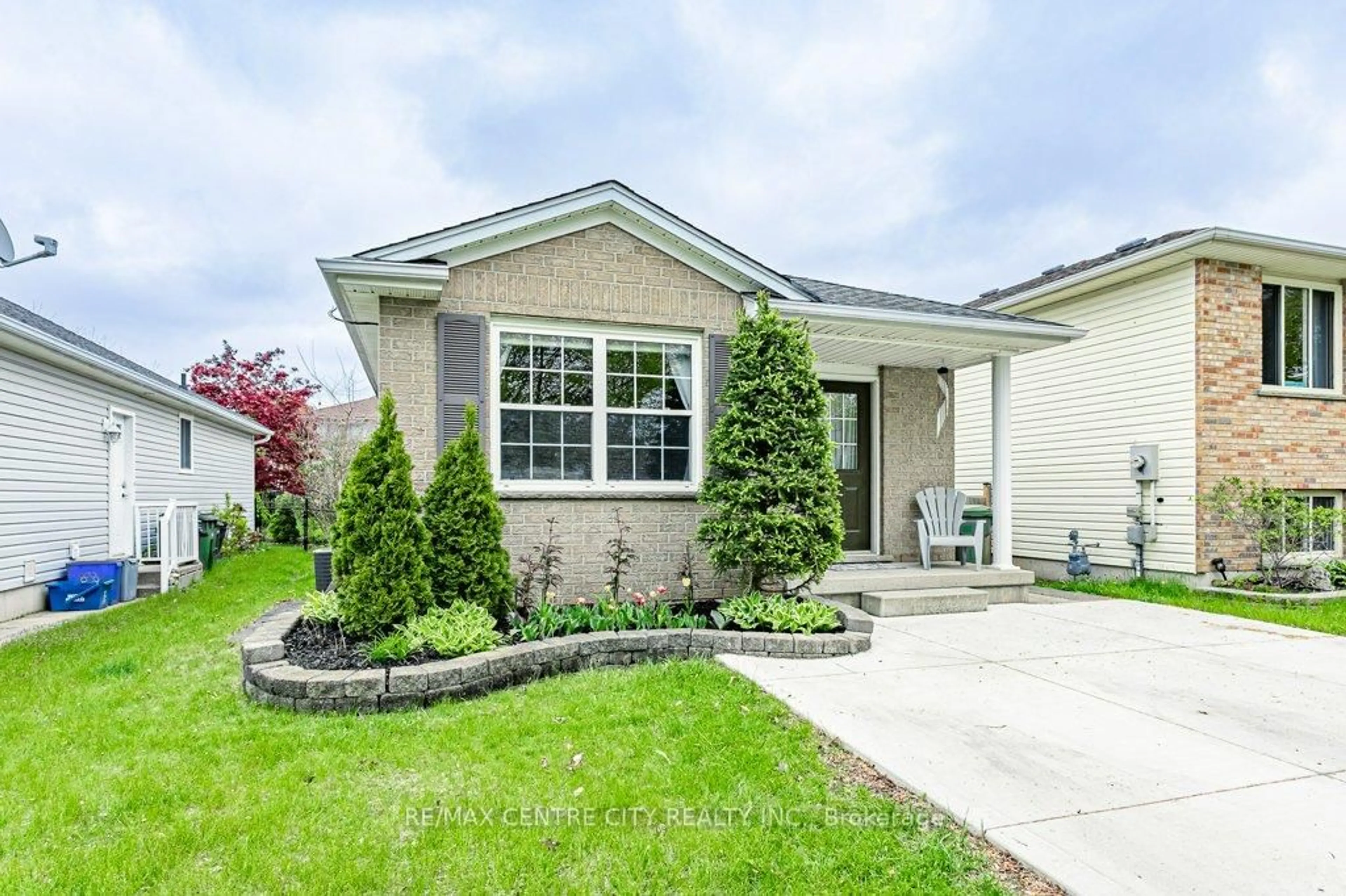 Home with vinyl exterior material, street for 74 Juno Dr, St. Thomas Ontario N5R 6E9