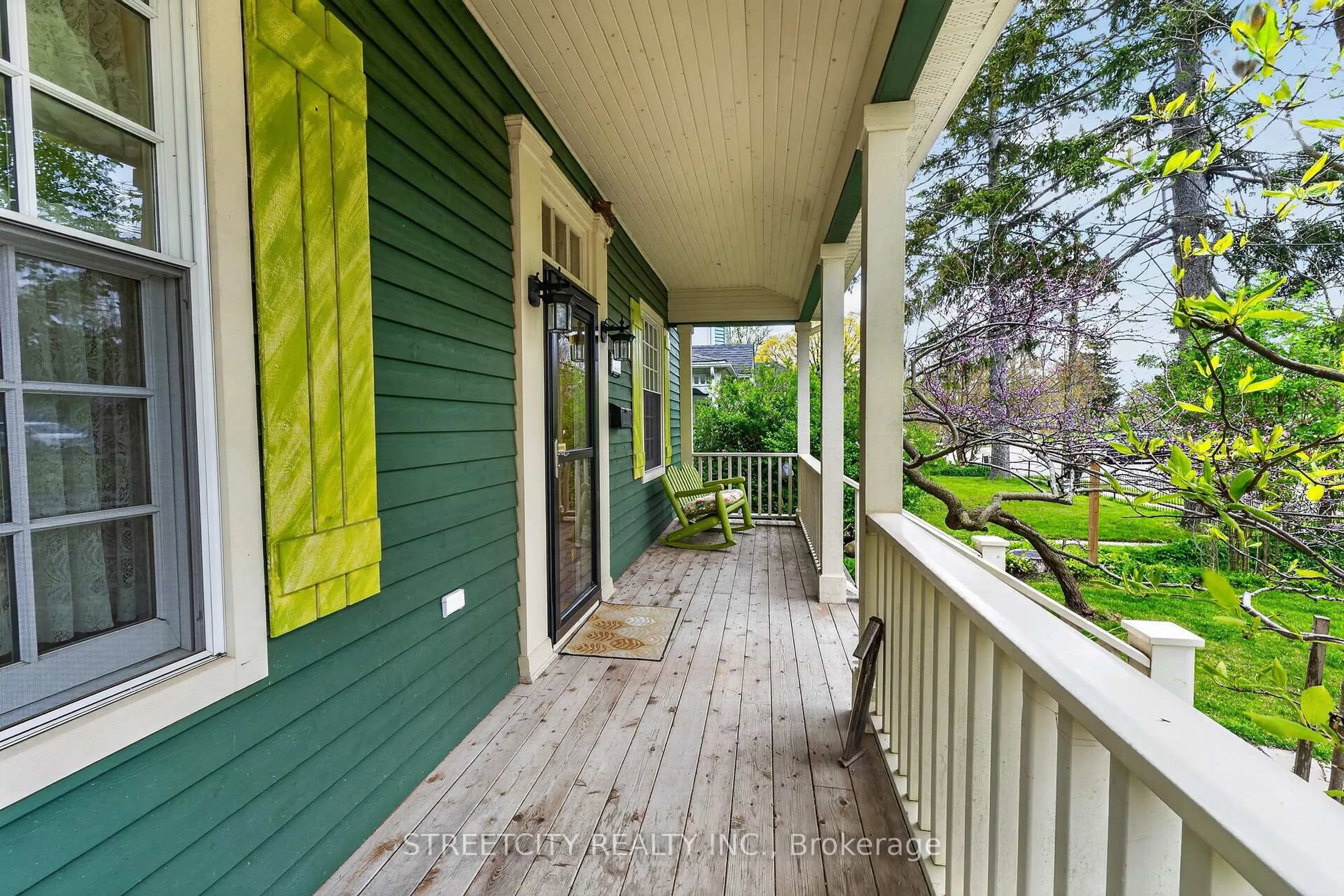Patio, street for 24 Centre St, St. Thomas Ontario N5R 2Z2