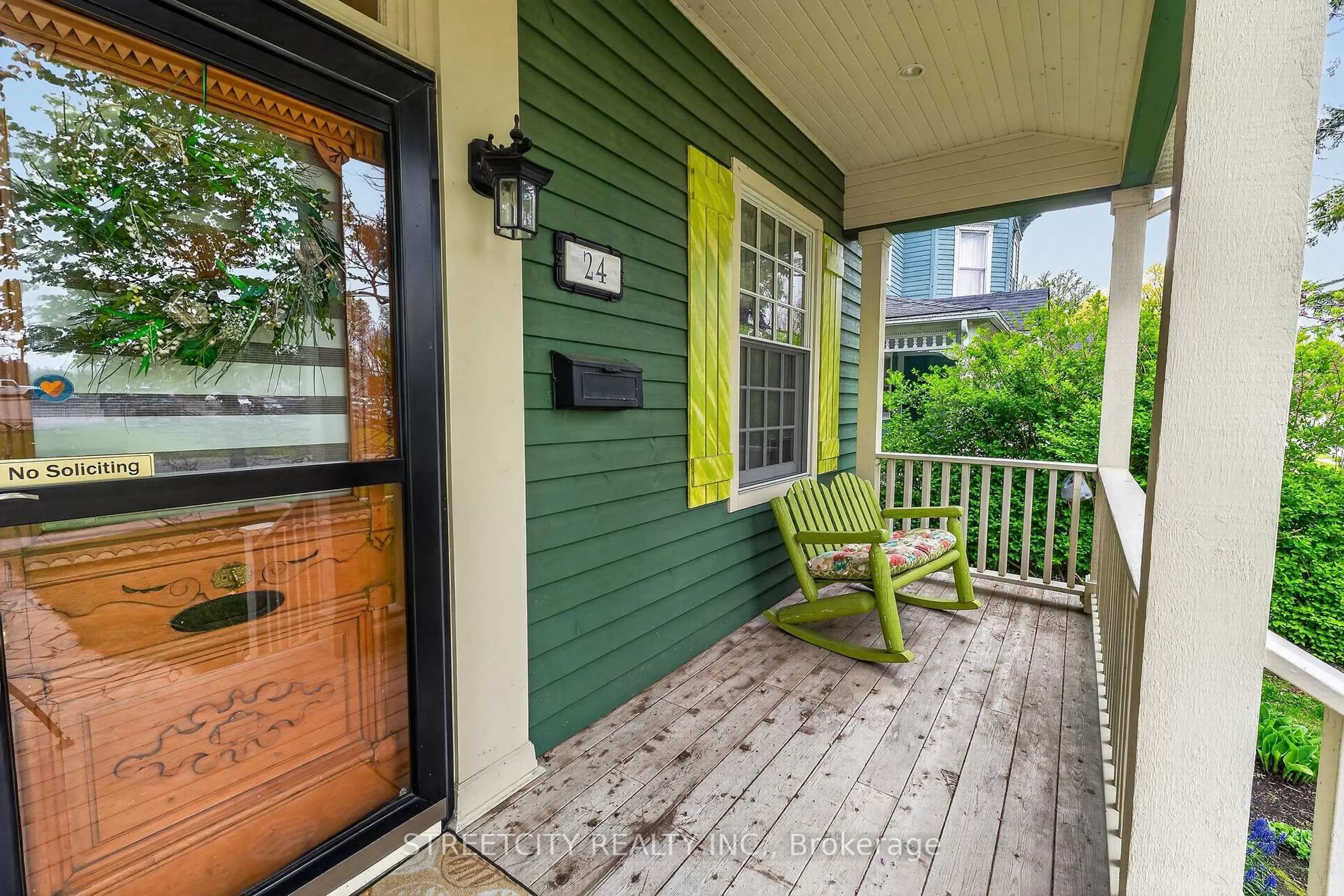 Patio, street for 24 Centre St, St. Thomas Ontario N5R 2Z2