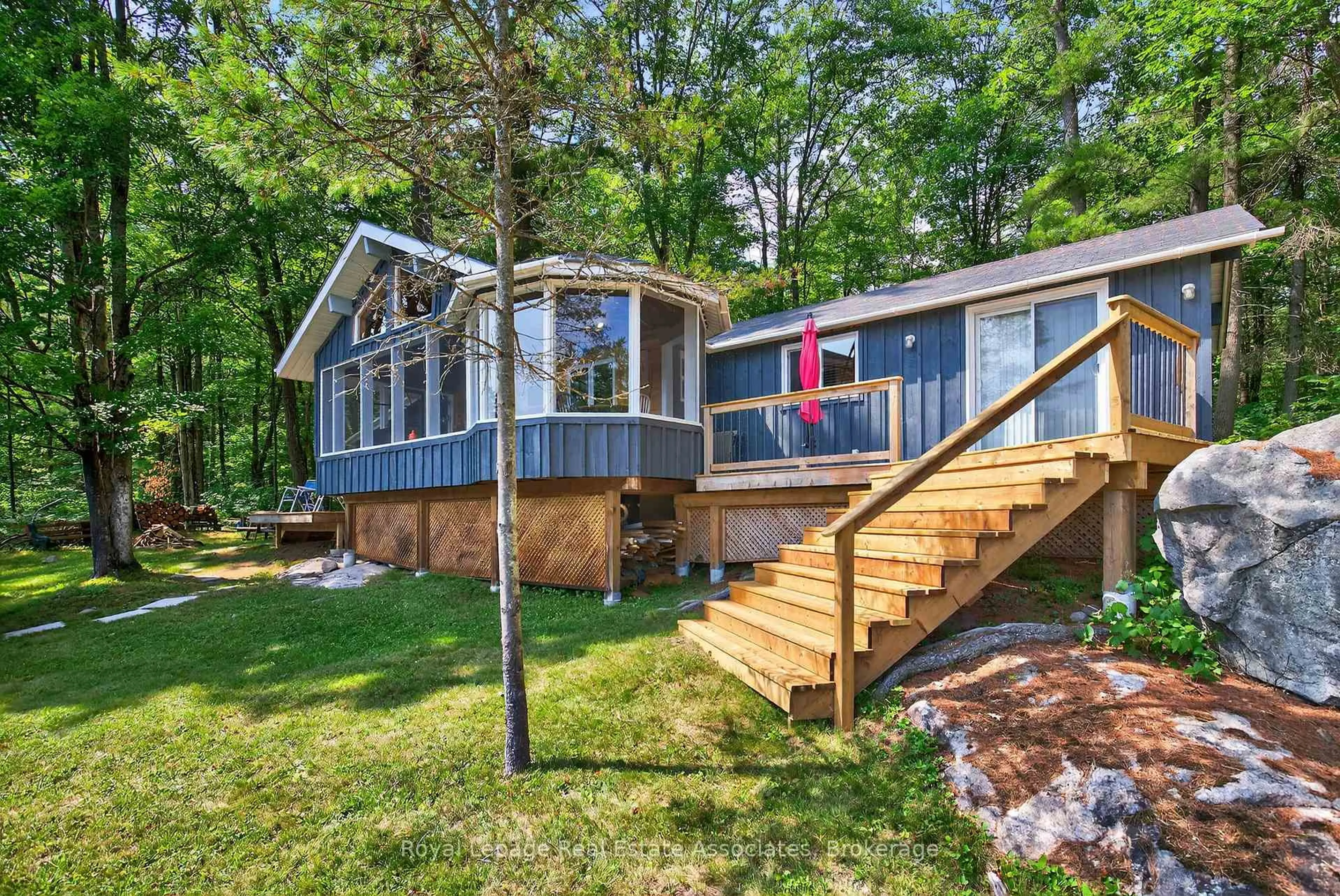 Home with vinyl exterior material, water/lake/river/ocean view for 7206 Severn River Shore, Georgian Bay Ontario P0C 1M0