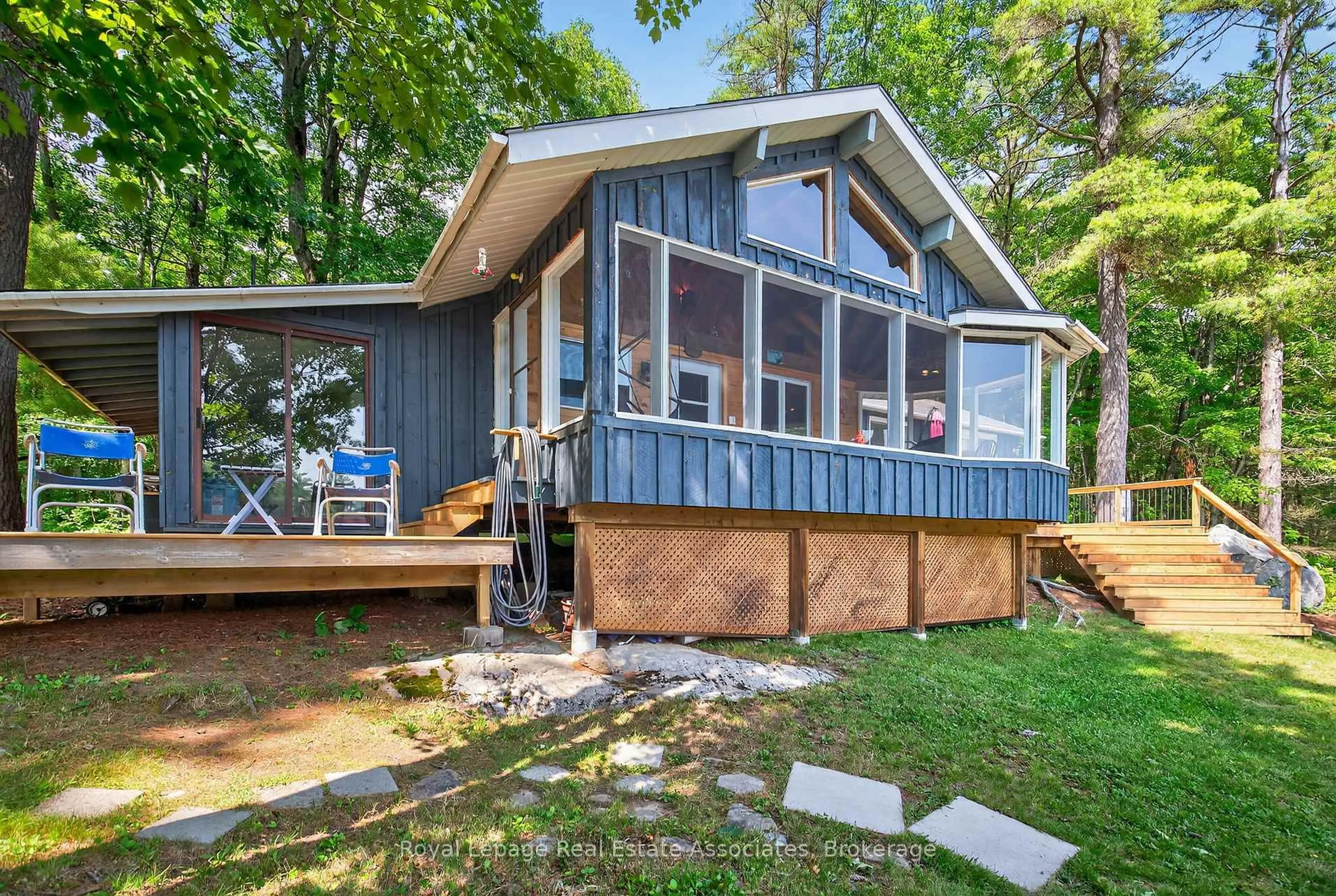 Home with vinyl exterior material, water/lake/river/ocean view for 7206 Severn River Shore, Georgian Bay Ontario P0C 1M0