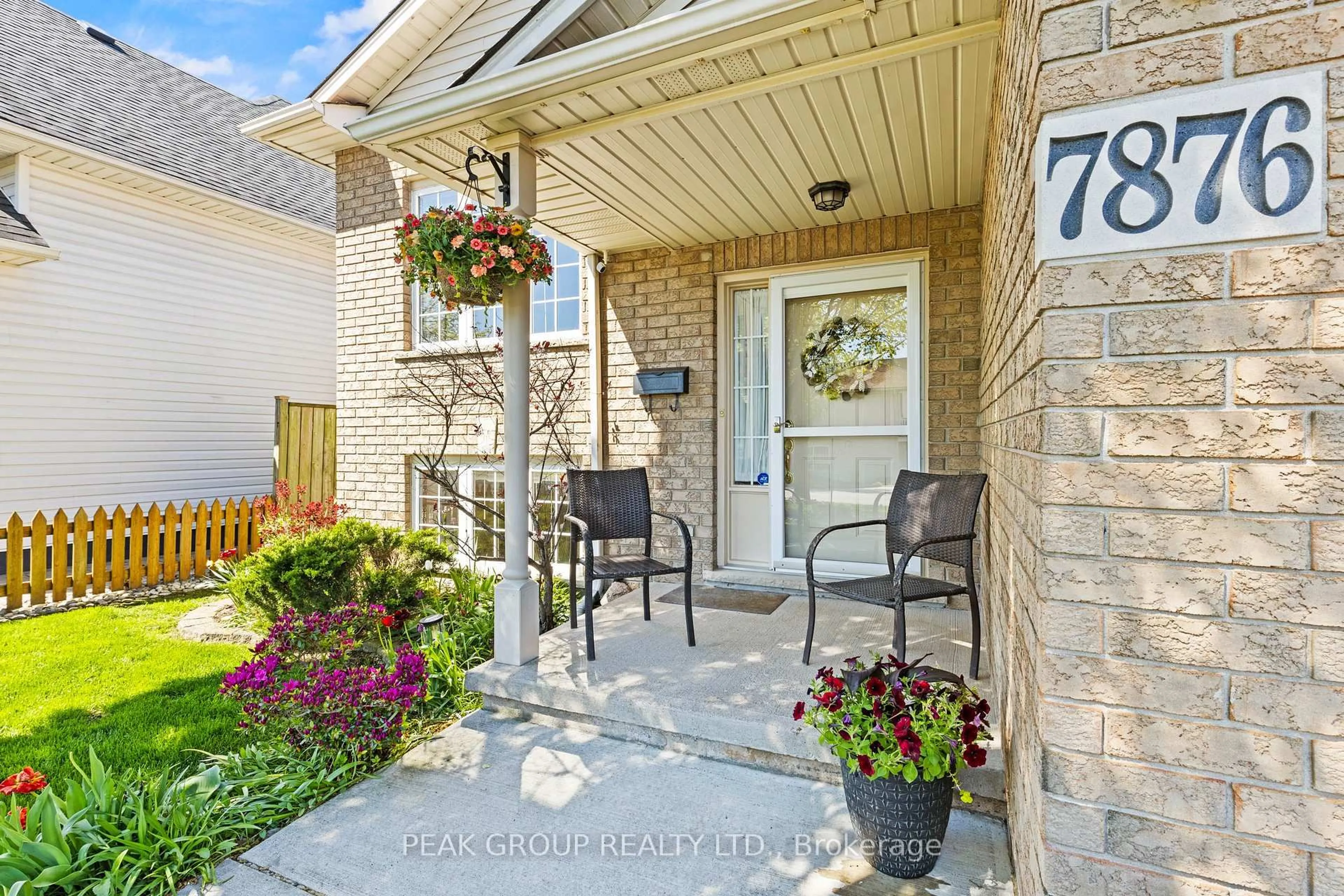 Indoor entryway for 7876 Charnwood Ave, Niagara Falls Ontario L2H 3E2