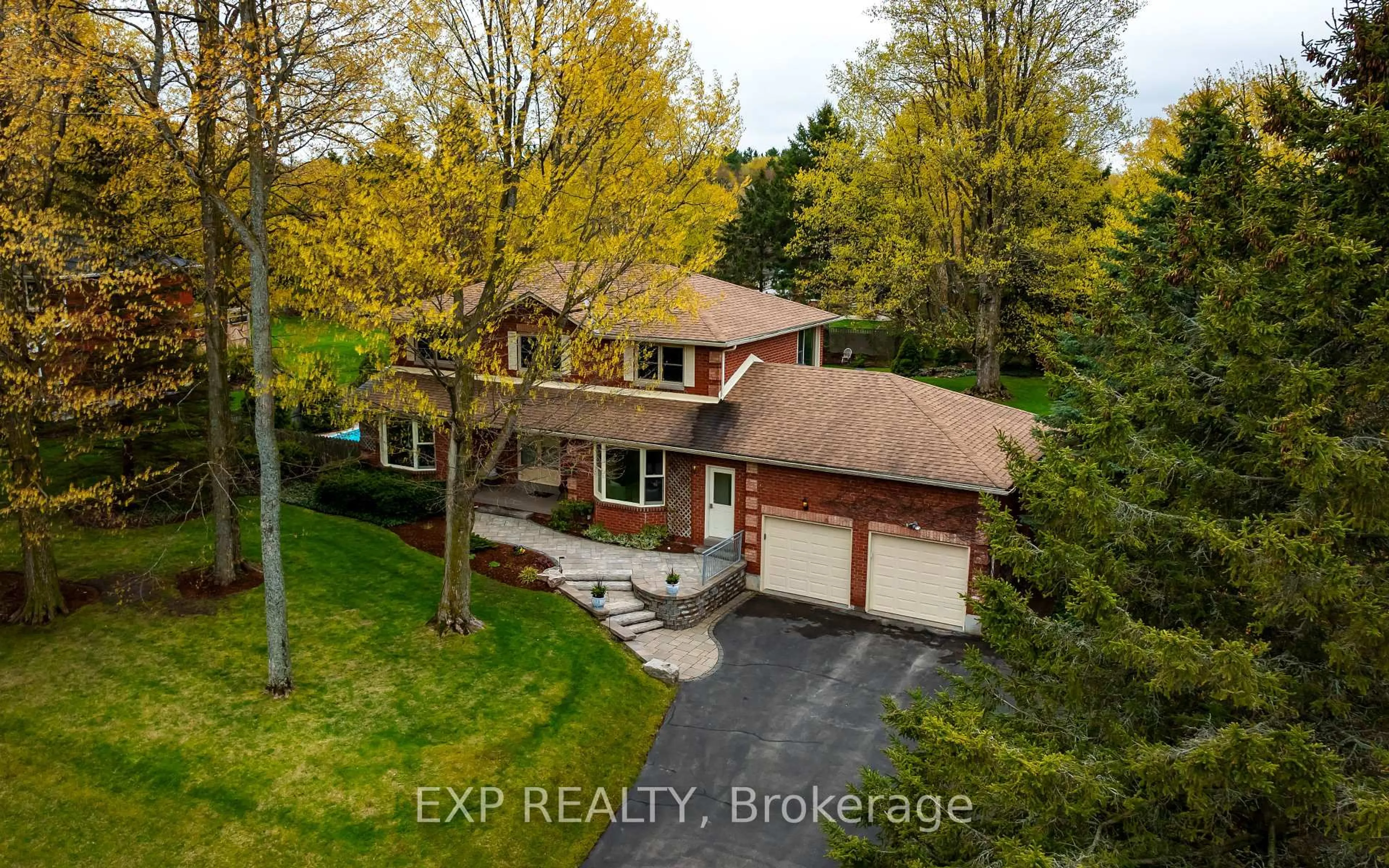 A pic from outside/outdoor area/front of a property/back of a property/a pic from drone, street for 5 Beechnut St, Mono Ontario L9W 4A8