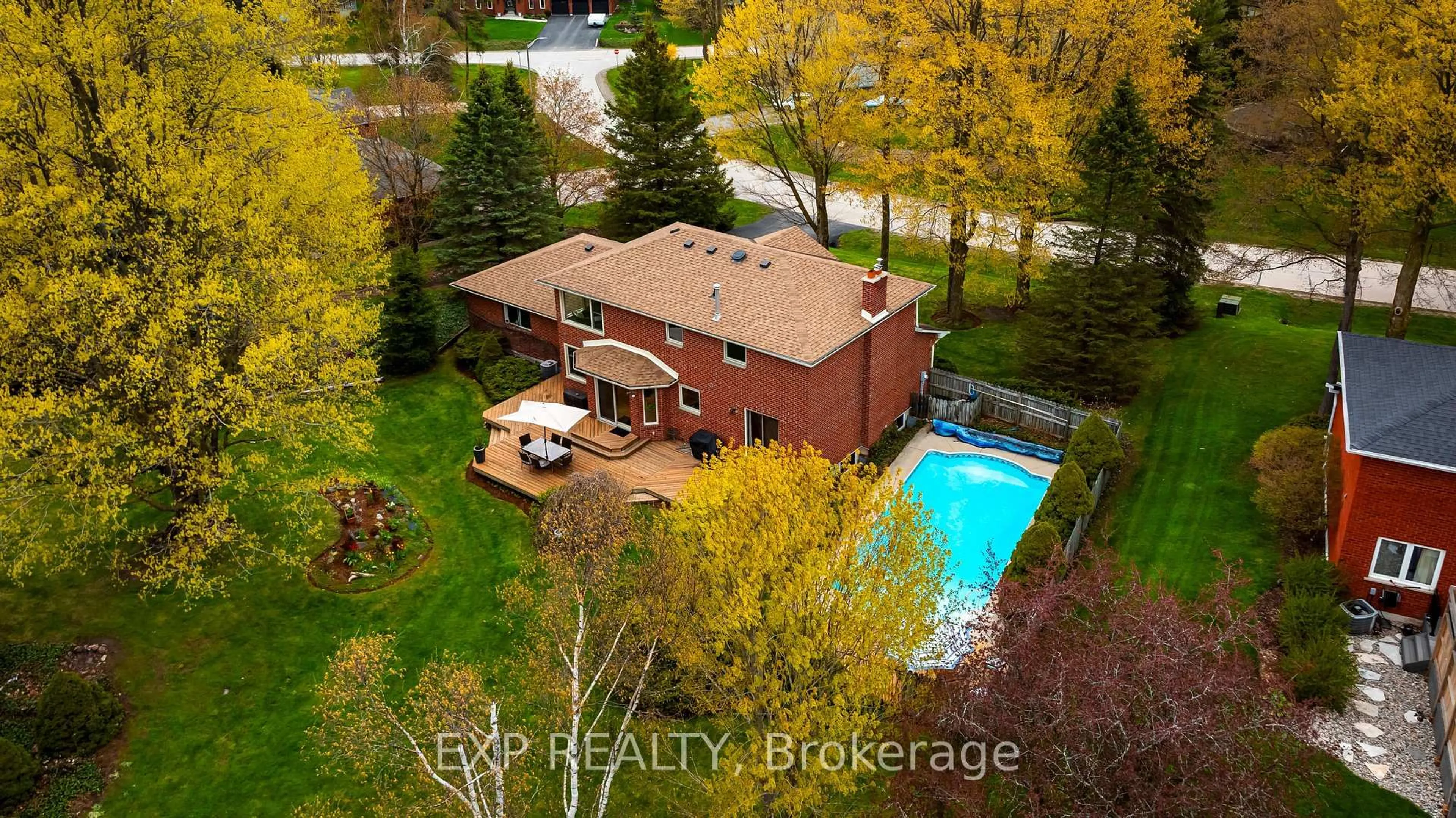 A pic from outside/outdoor area/front of a property/back of a property/a pic from drone, water/lake/river/ocean view for 5 Beechnut St, Mono Ontario L9W 4A8