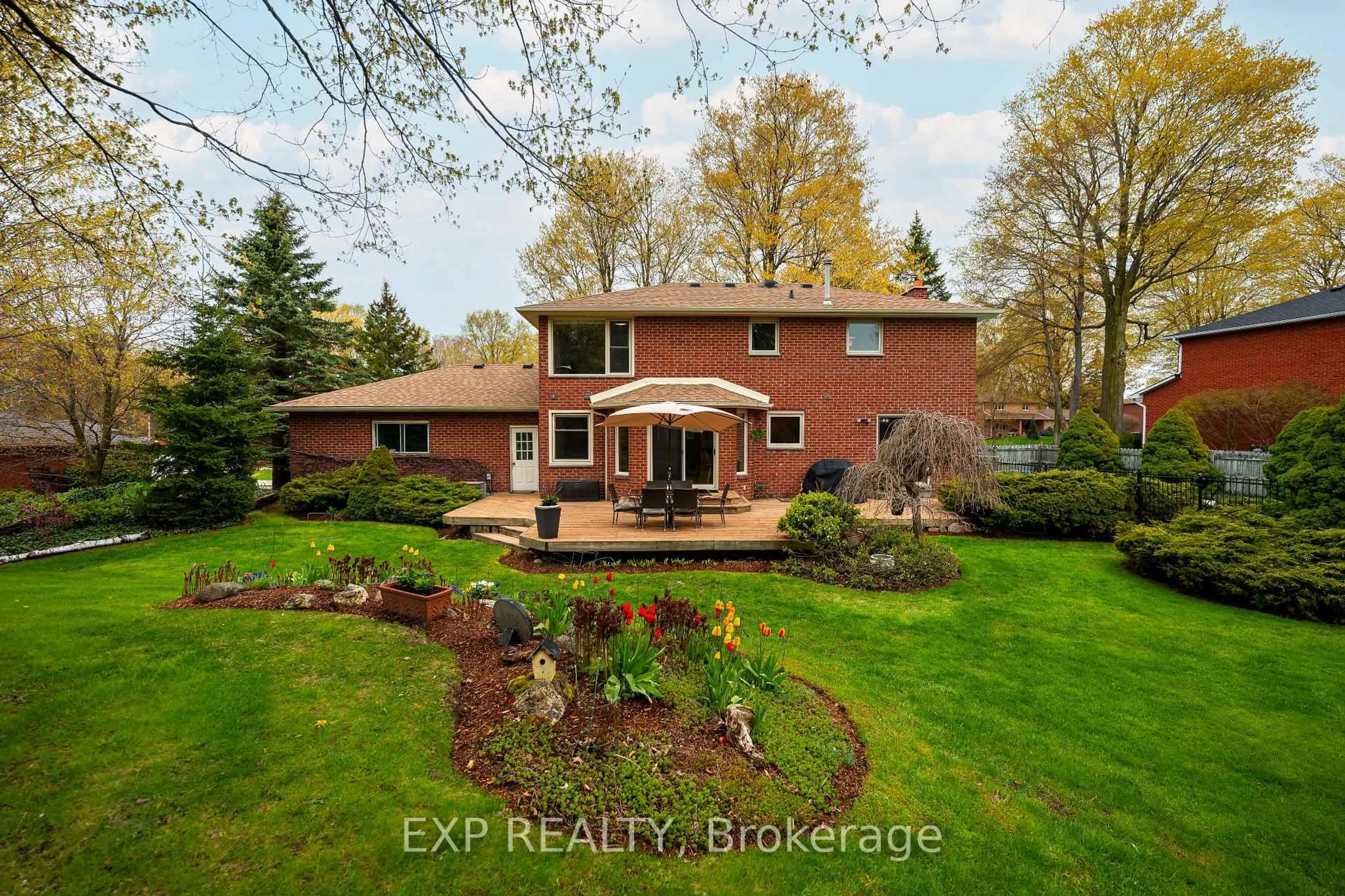 A pic from outside/outdoor area/front of a property/back of a property/a pic from drone, water/lake/river/ocean view for 5 Beechnut St, Mono Ontario L9W 4A8