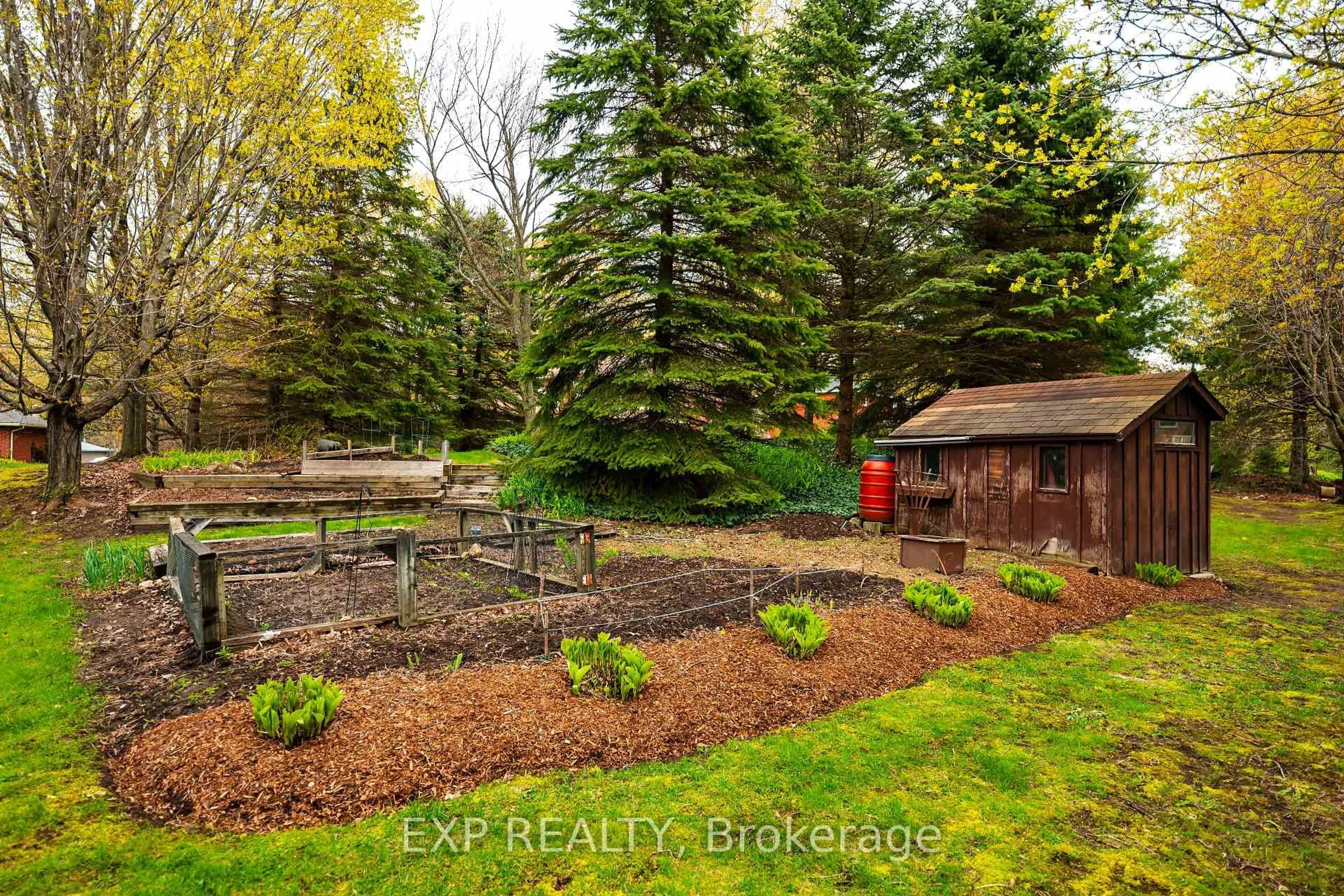 Patio, forest/trees view for 5 Beechnut St, Mono Ontario L9W 4A8