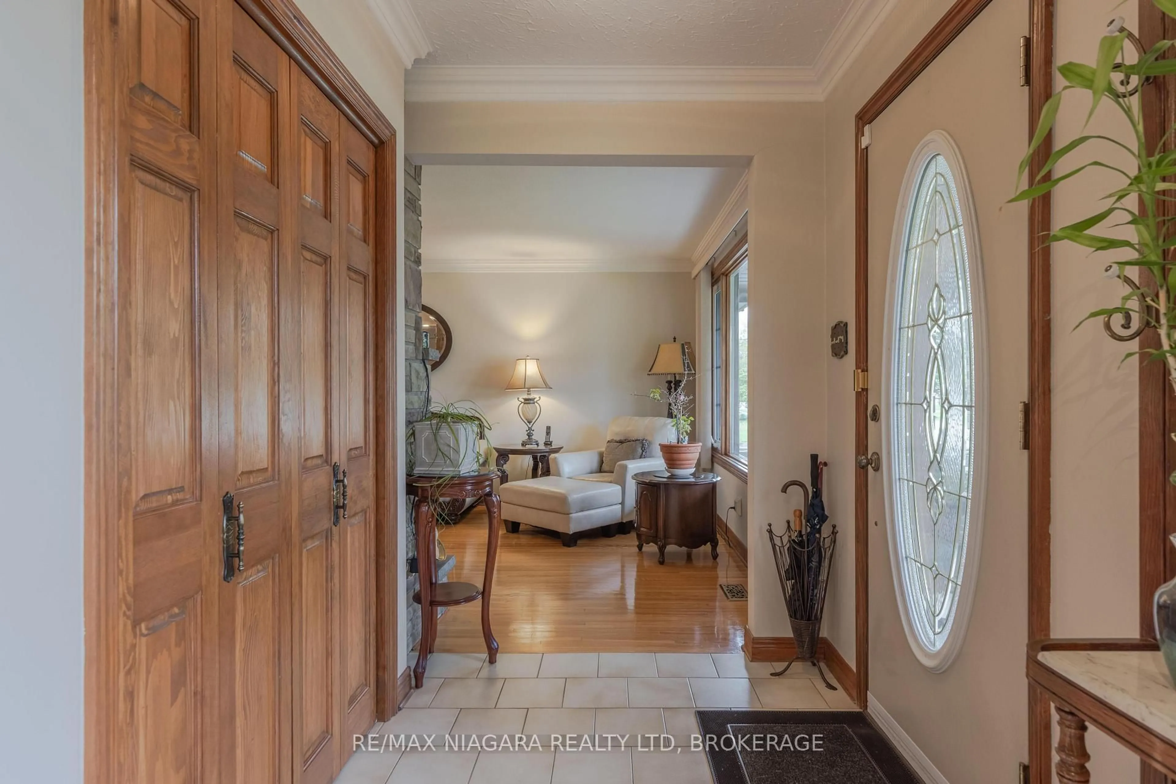 Indoor entryway for 4535 Dorchester Rd, Niagara Falls Ontario L2E 6N5
