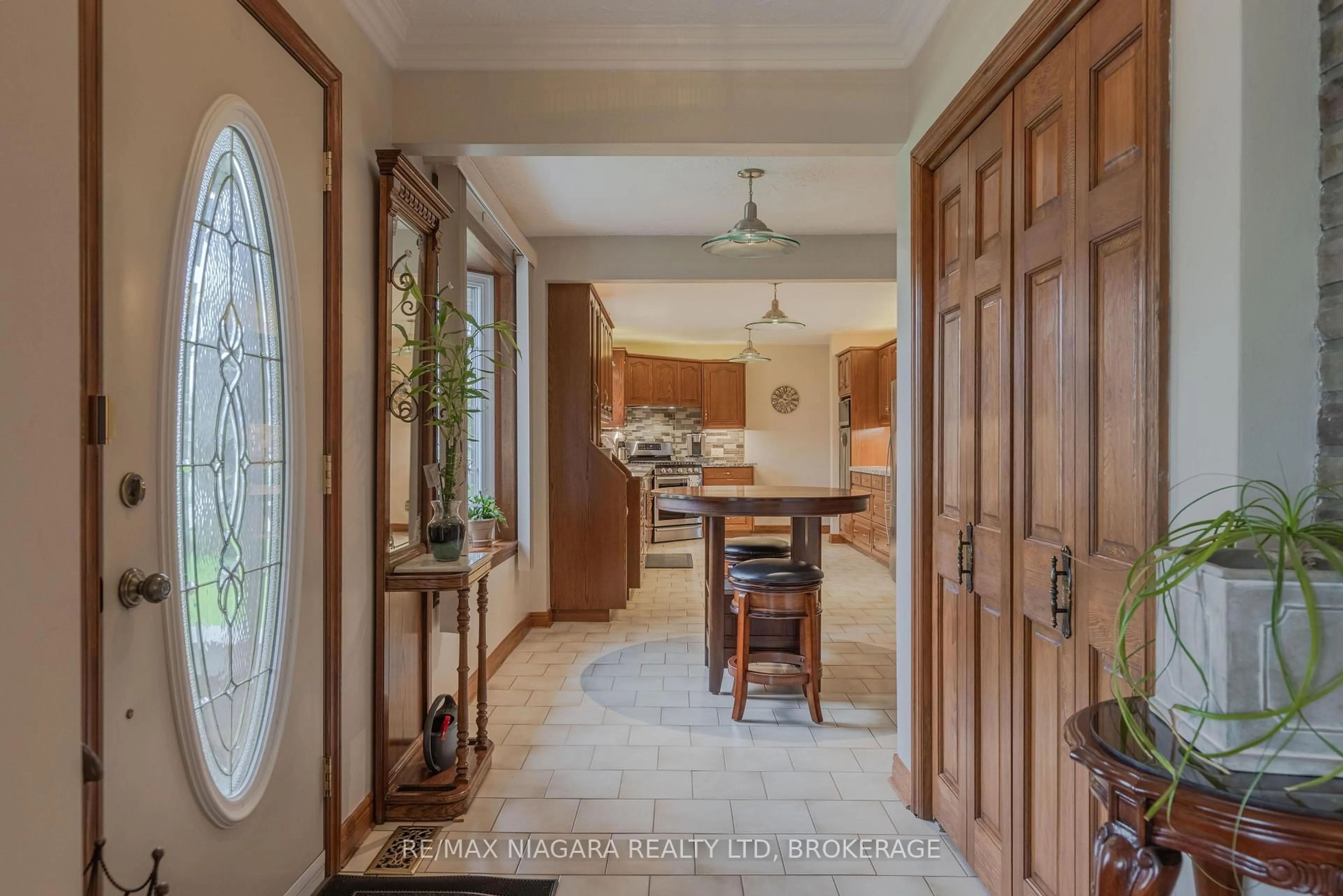 Indoor entryway for 4535 Dorchester Rd, Niagara Falls Ontario L2E 6N5