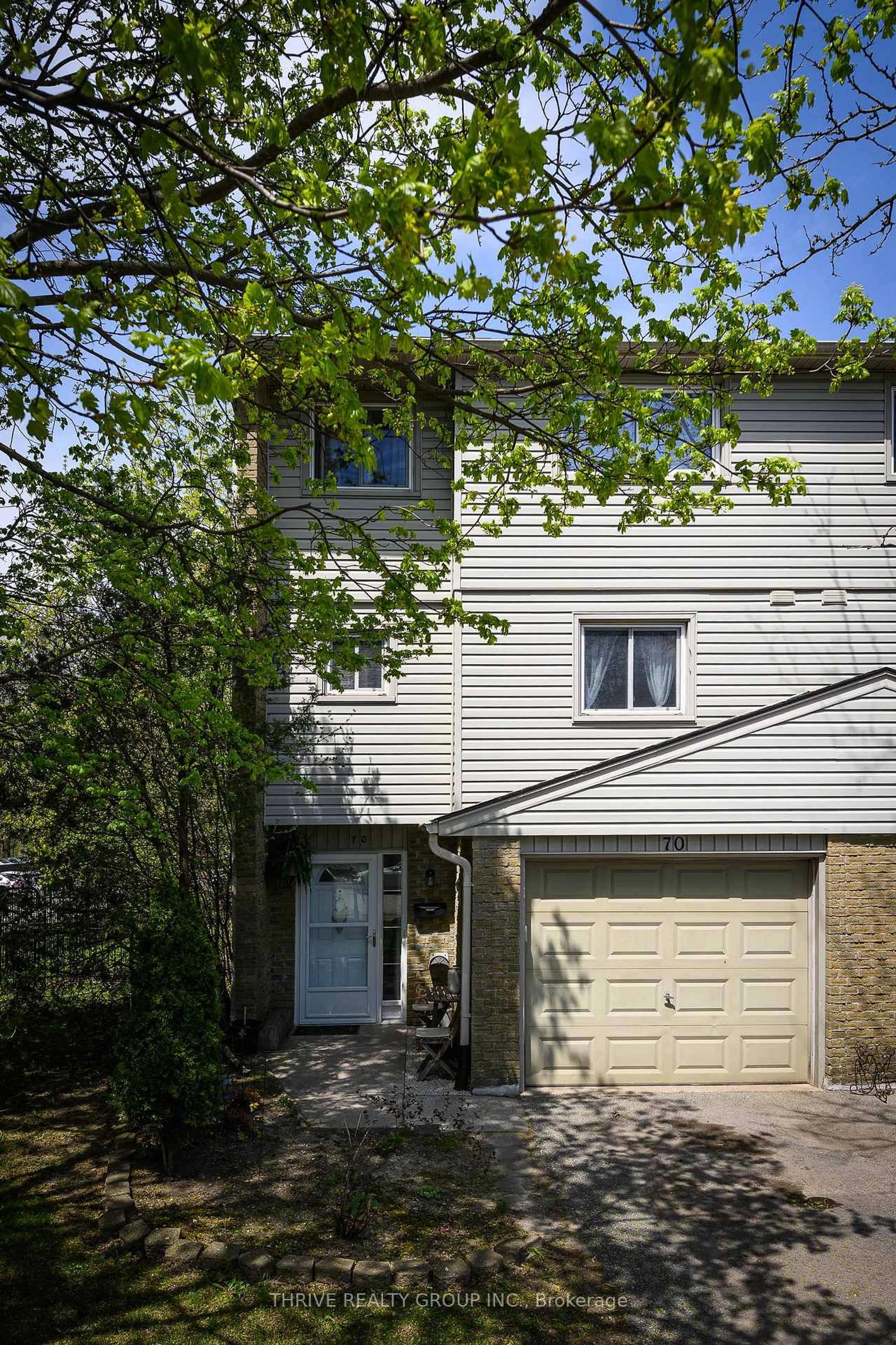 Home with vinyl exterior material, street for 300 Sandringham Cres #70, London South Ontario N6C 5B4