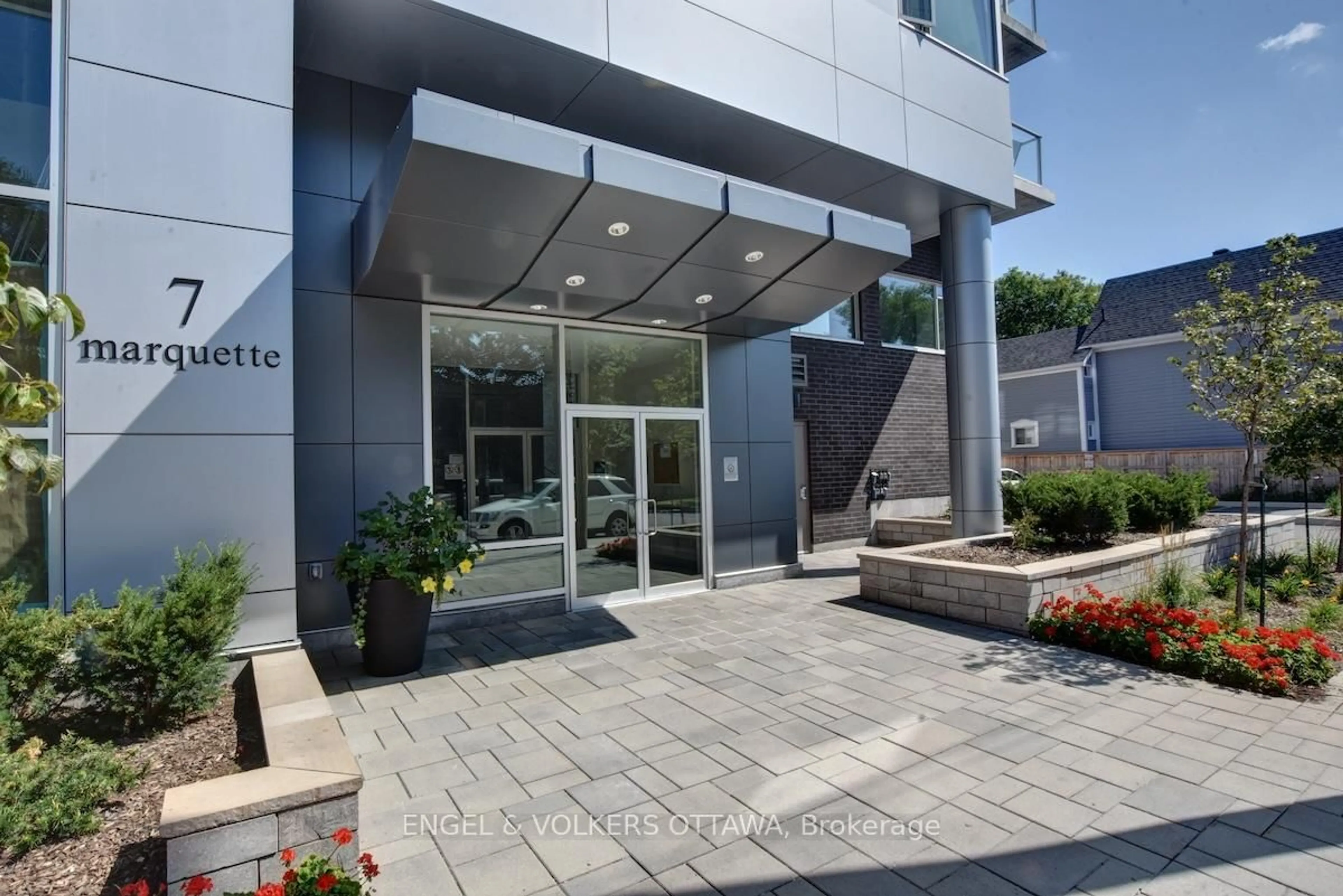 Indoor foyer for 7 Marquette Ave #213, Ottawa Ontario K1L 8A7