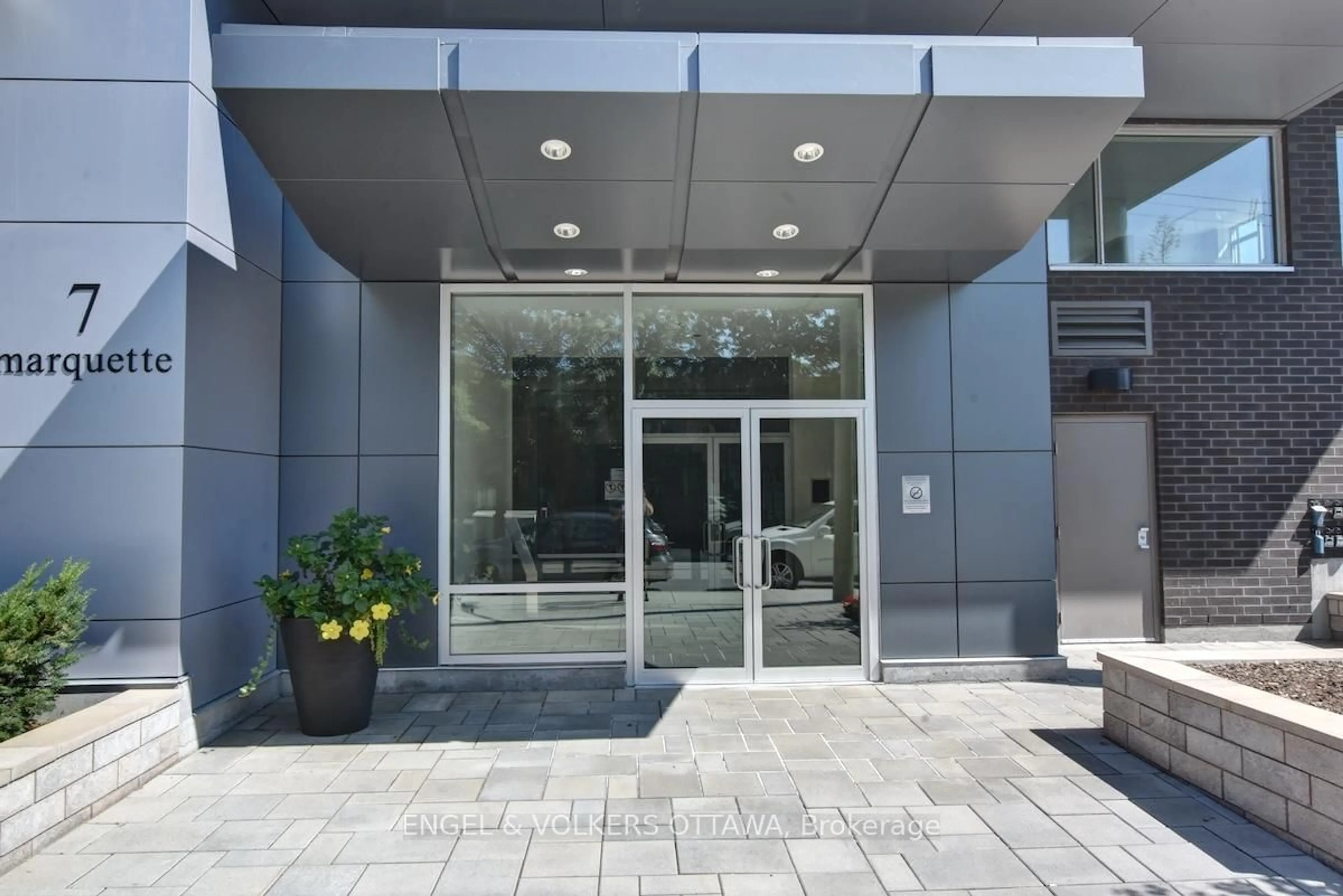 Indoor foyer for 7 Marquette Ave #213, Ottawa Ontario K1L 8A7