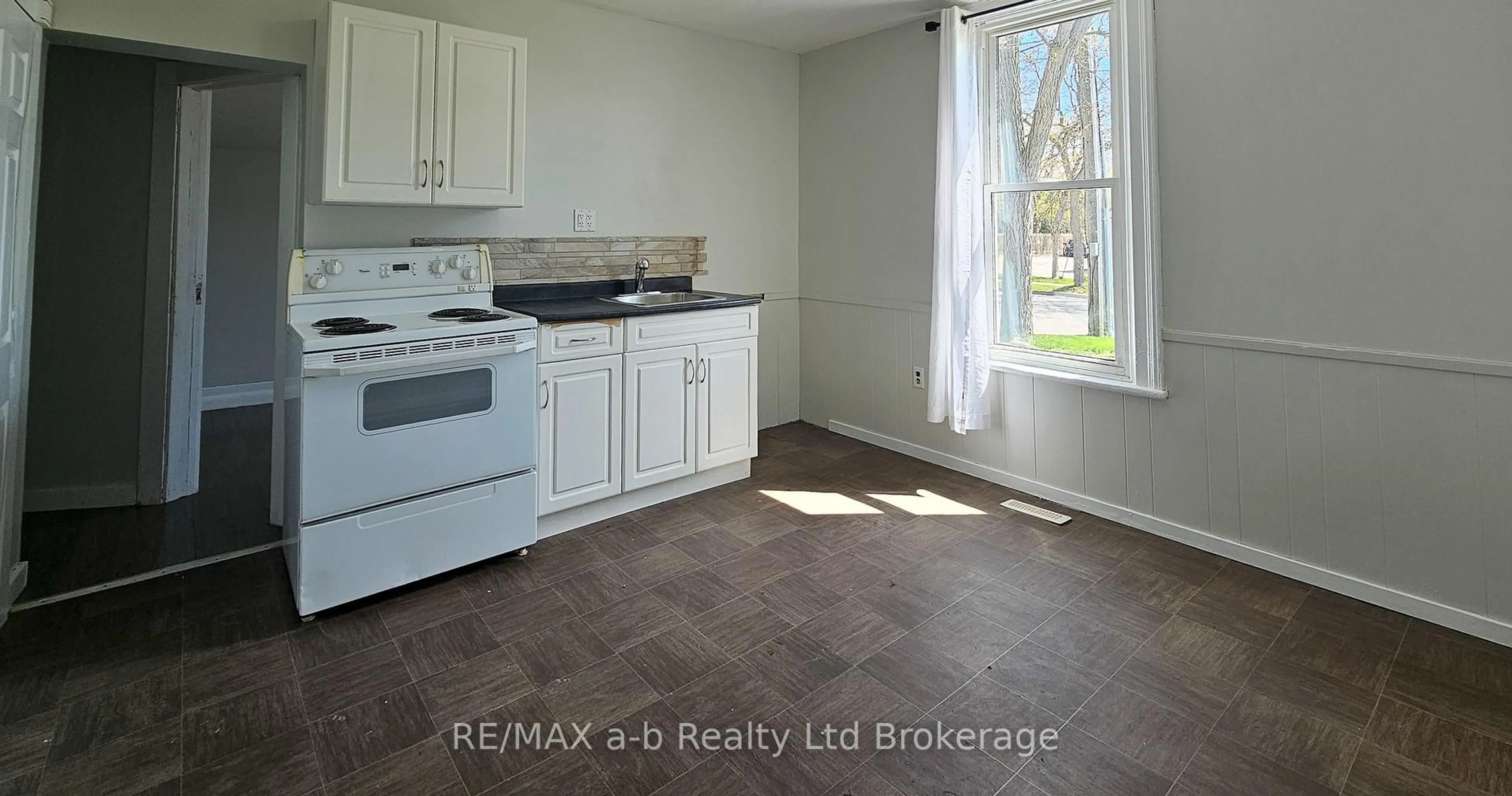 Standard kitchen, ceramic/tile floor for 311 Talbot St, Aylmer Ontario N5H 1K3