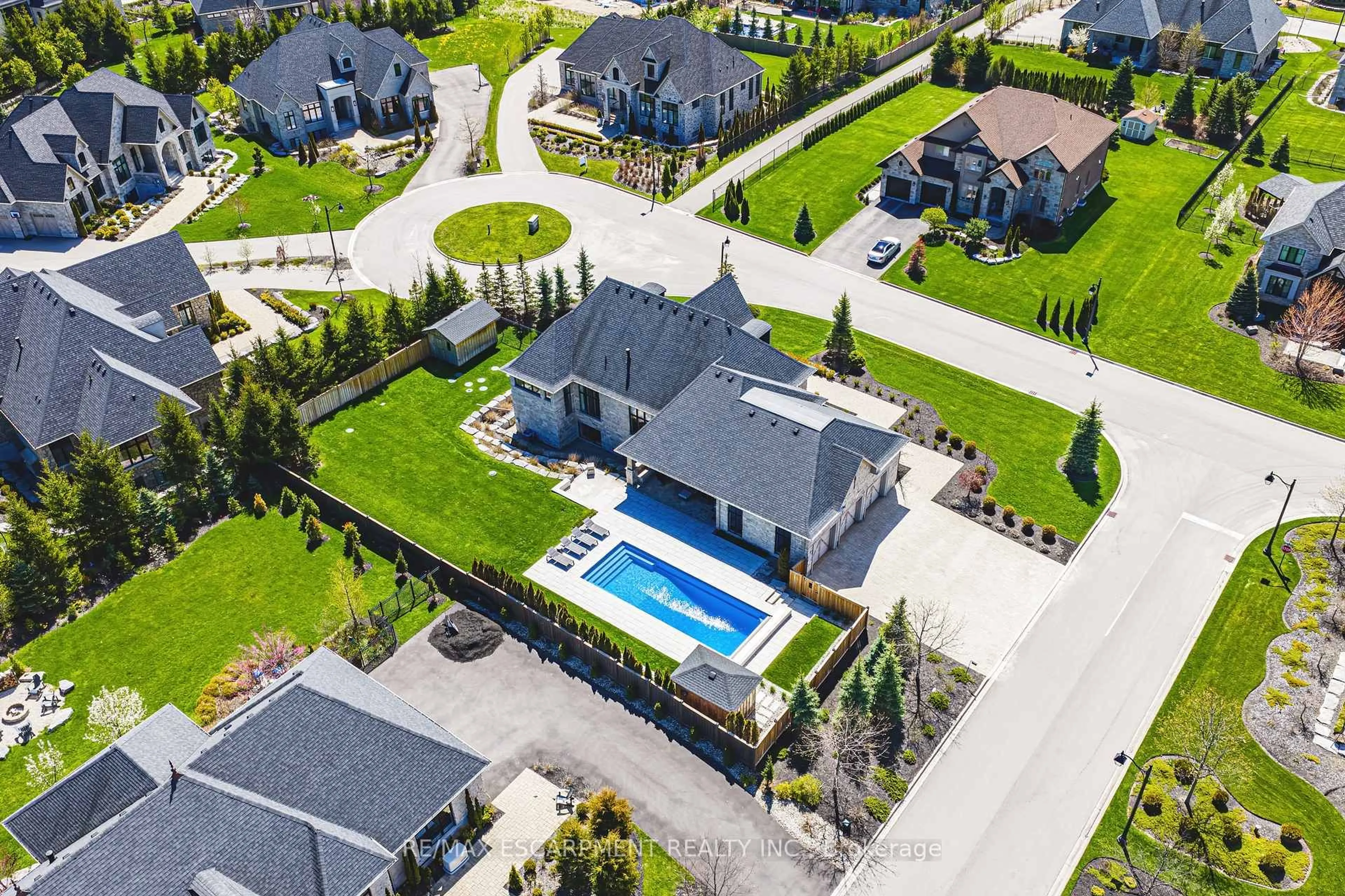A pic from outside/outdoor area/front of a property/back of a property/a pic from drone, street for 38 Visser Dr, Puslinch Ontario N0B 2J0