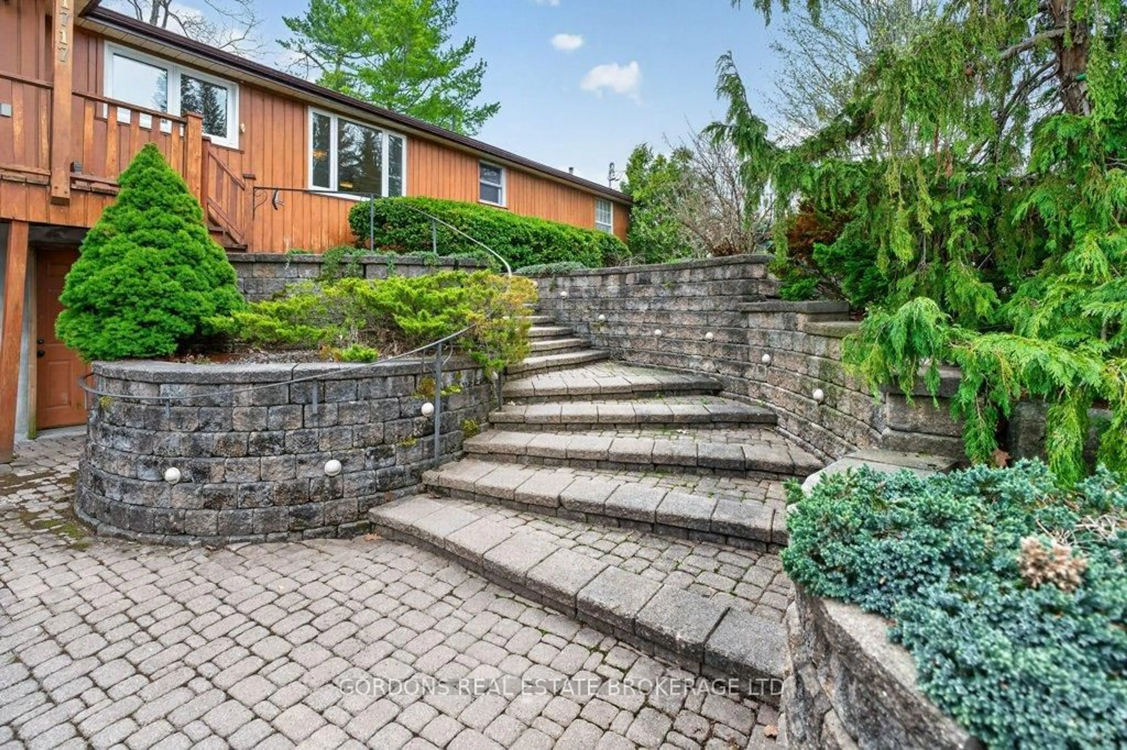 Patio, street for 1717 Bay Rd, Kingston Ontario K7L 4V1