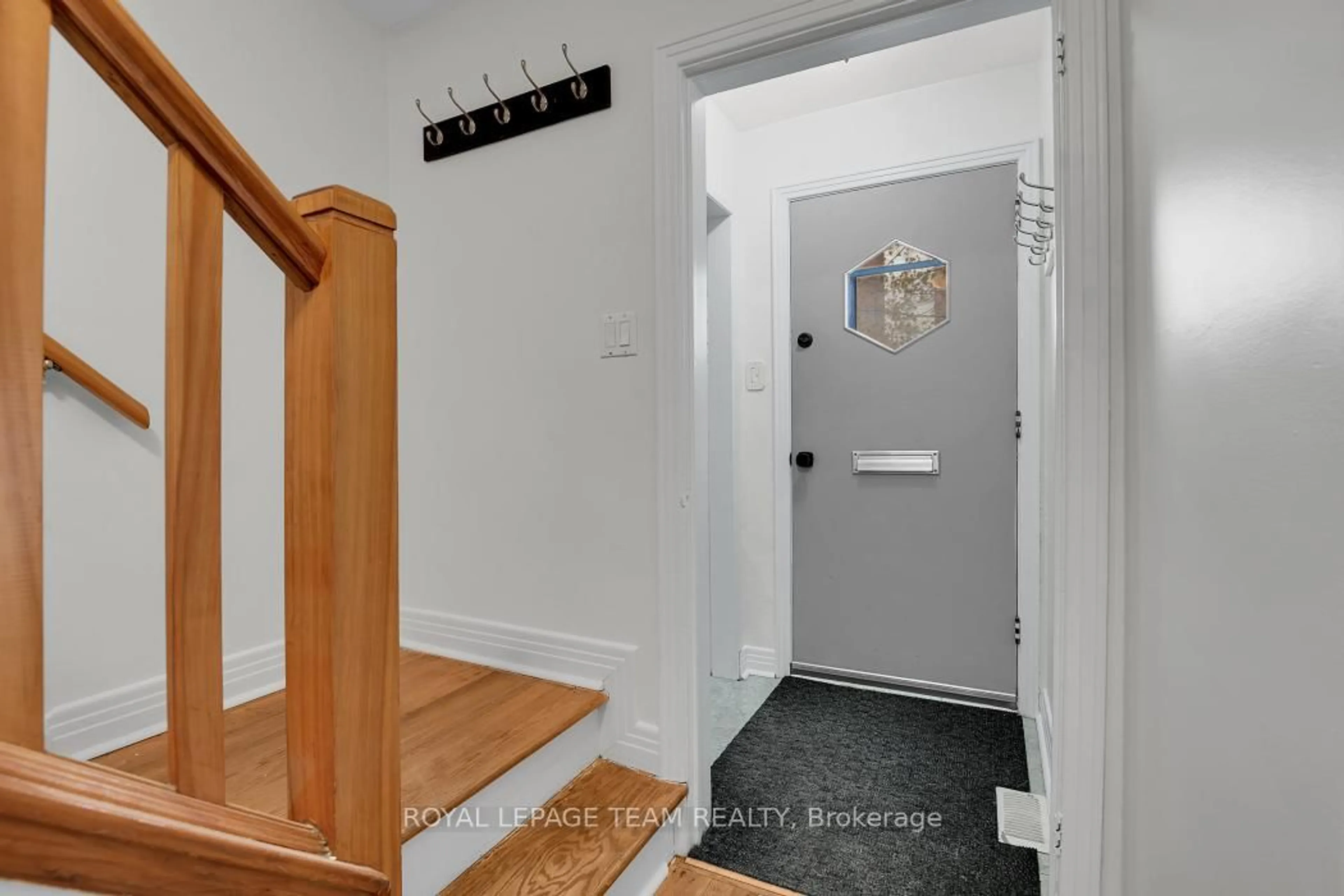 Indoor entryway for 1104 Apolydor Ave, Ottawa Ontario K1H 8B2