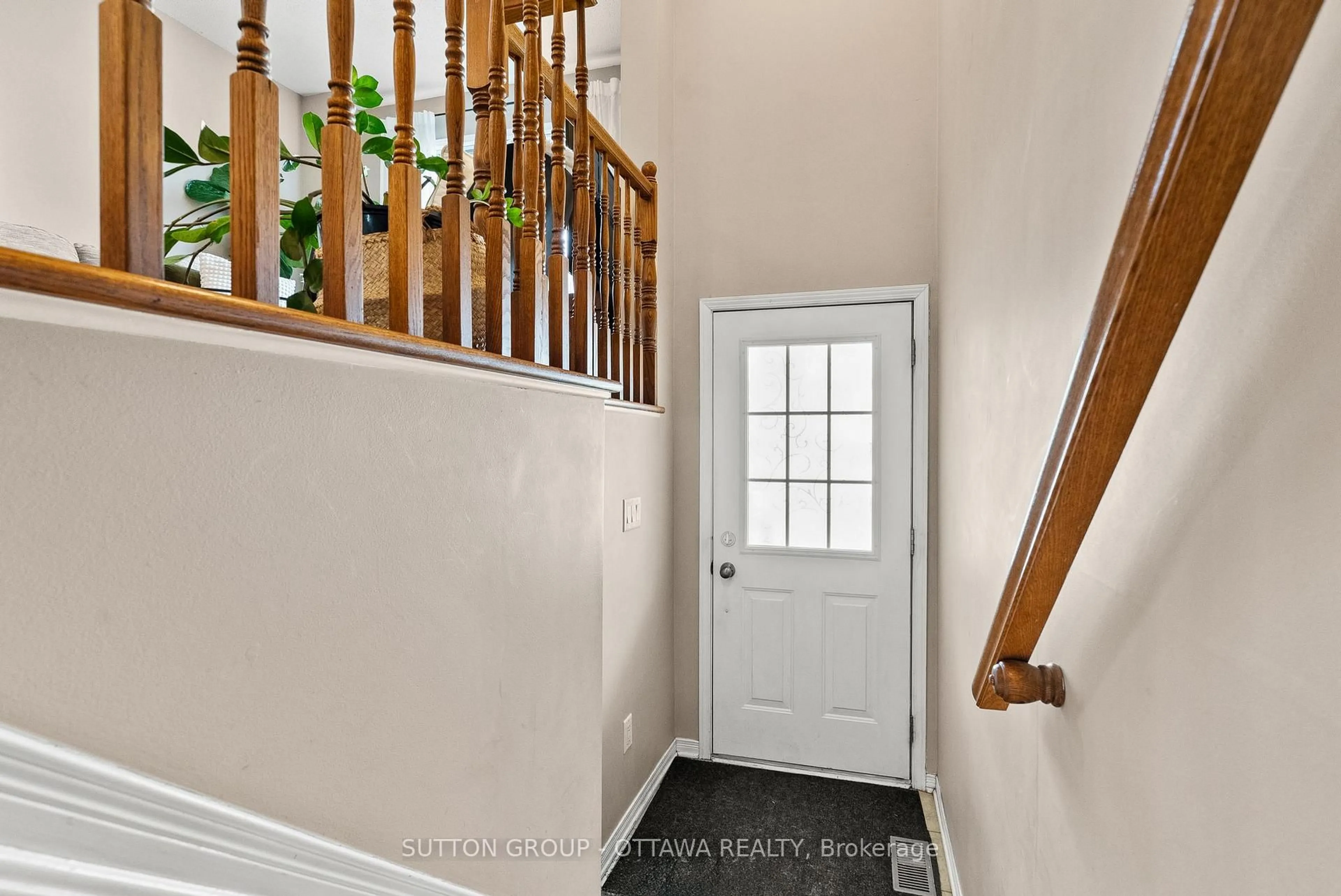 Indoor entryway for 96 Manhattan Cres, Ottawa Ontario K2C 4B7