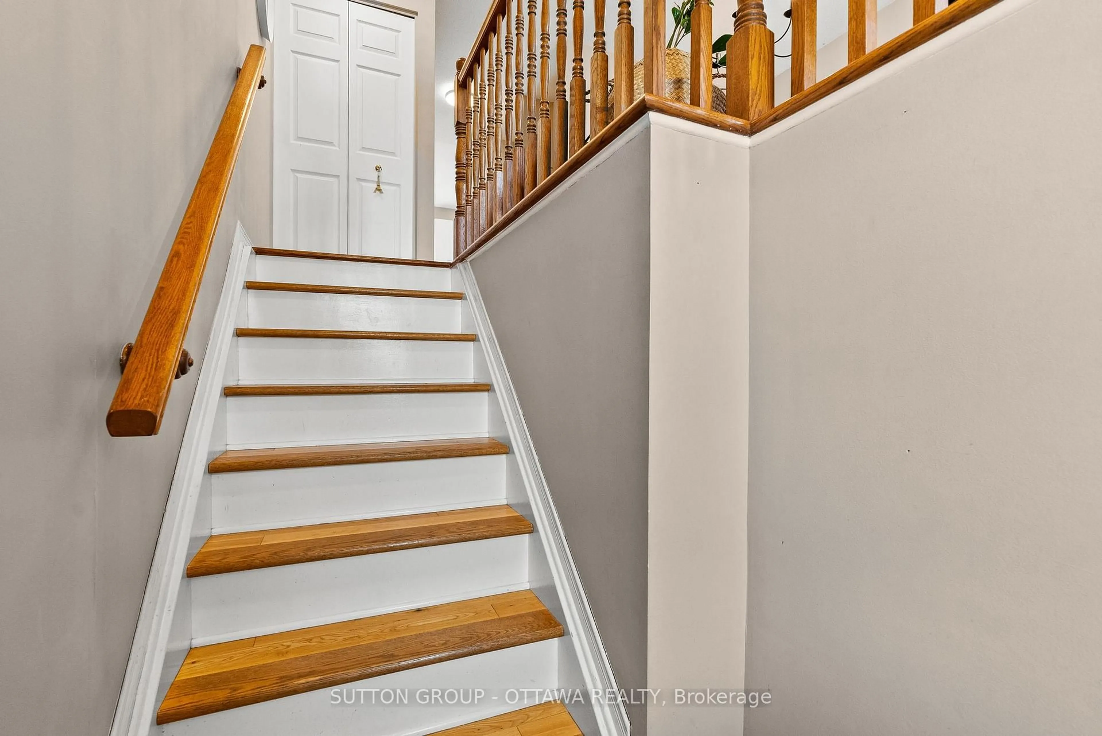 Stairs for 96 Manhattan Cres, Ottawa Ontario K2C 4B7