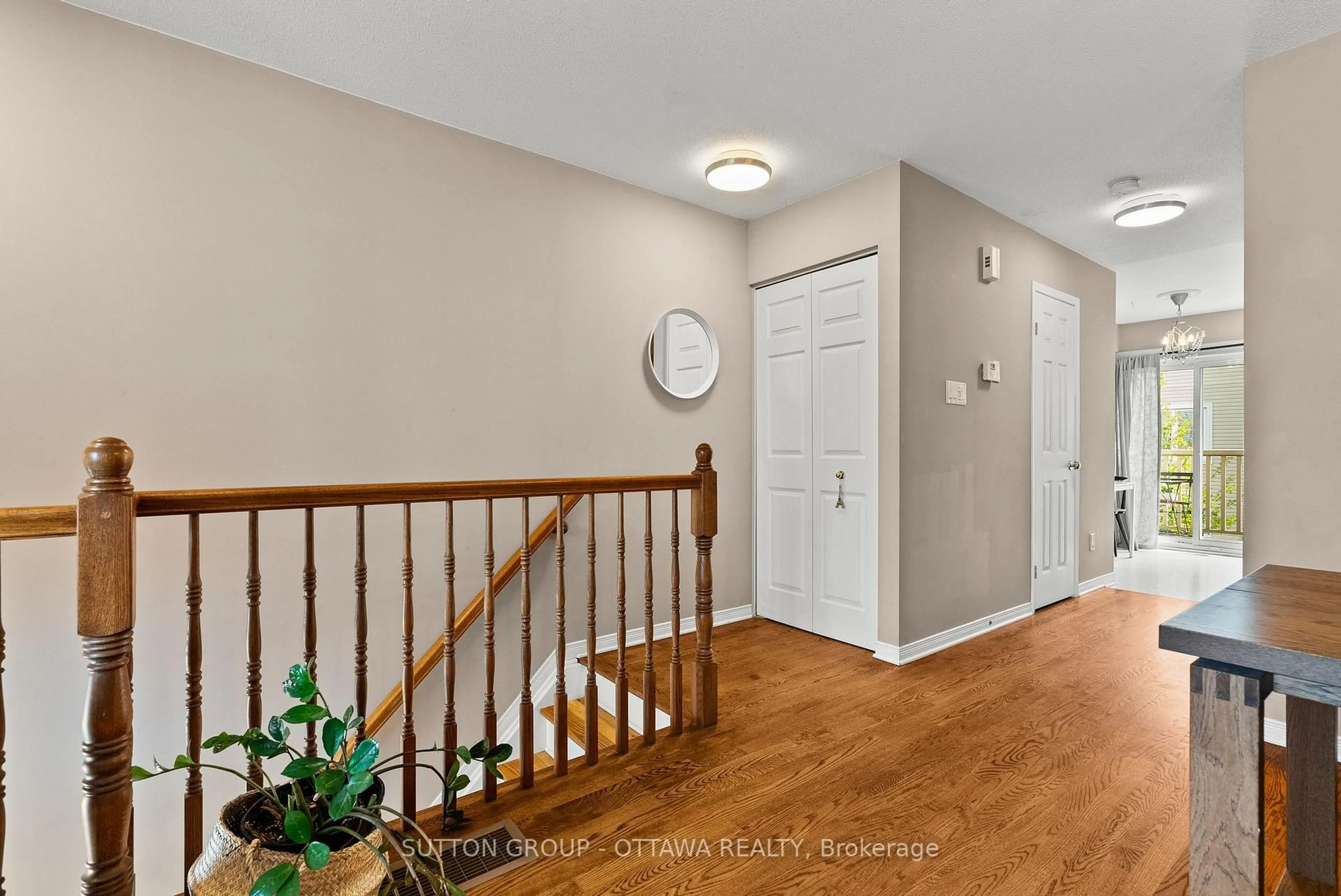 Indoor entryway for 96 Manhattan Cres, Ottawa Ontario K2C 4B7