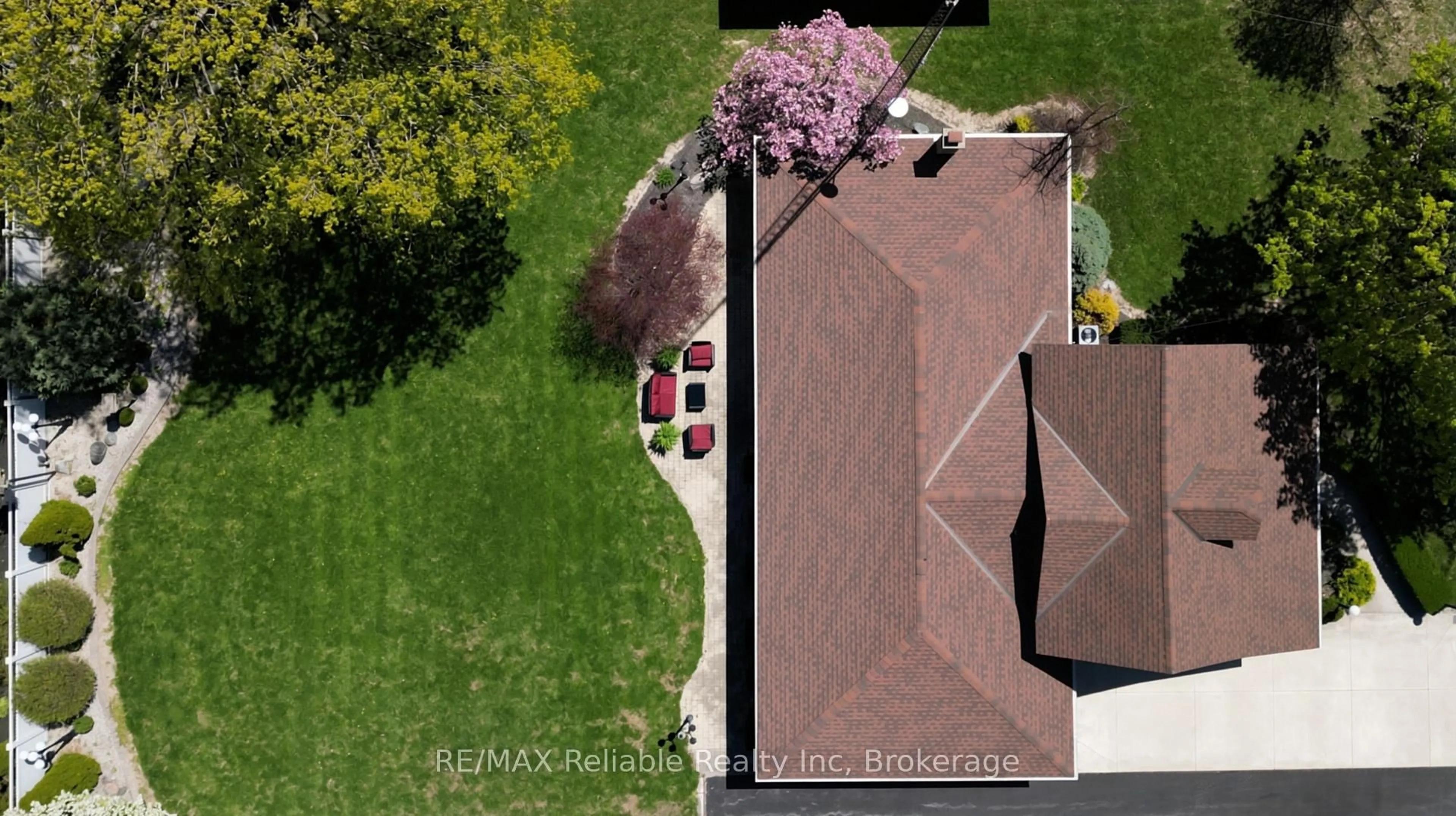 A pic from outside/outdoor area/front of a property/back of a property/a pic from drone, street for 67 Rattenbury St, Central Huron Ontario N0M 1L0