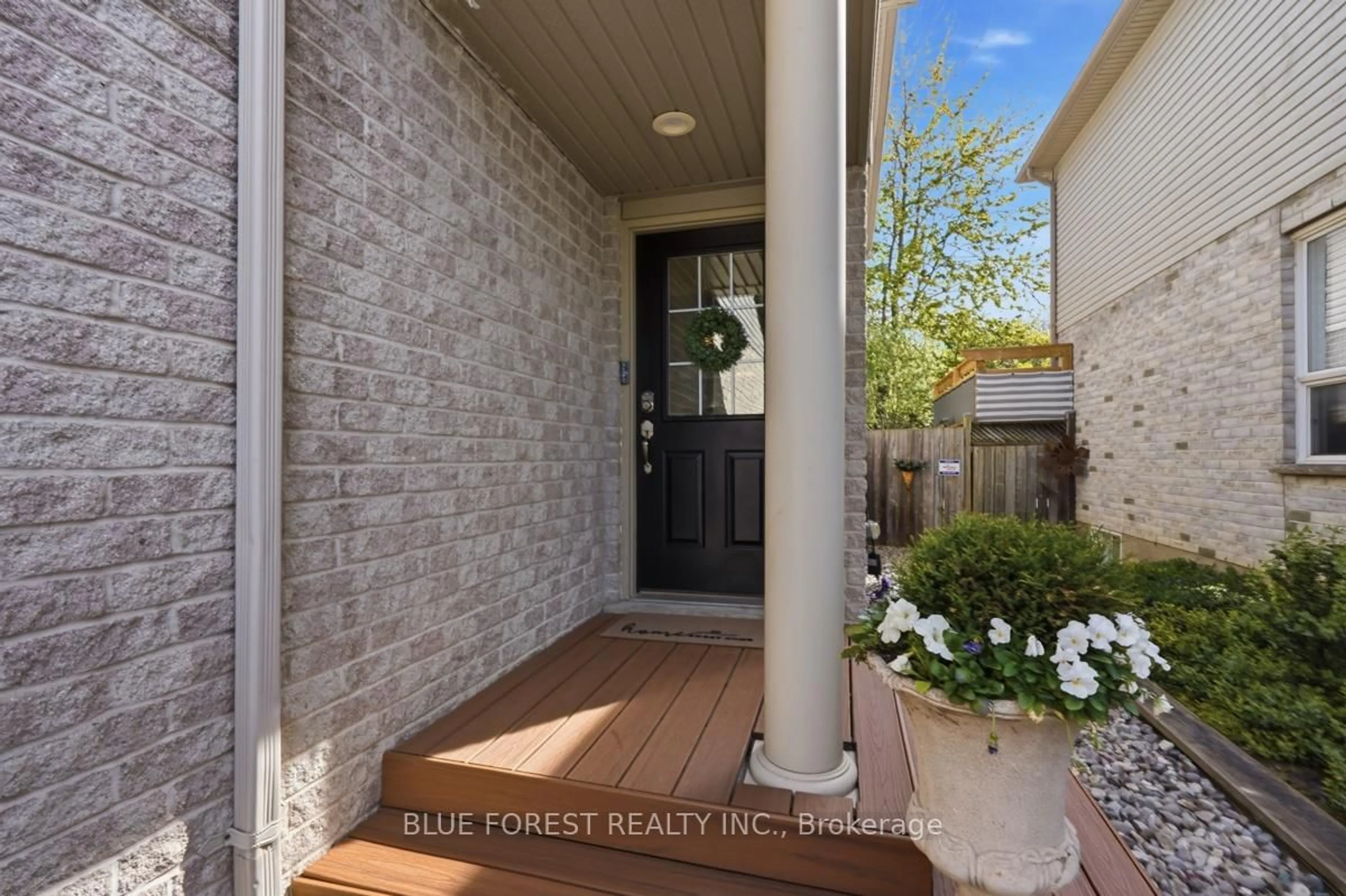 Indoor entryway for 1308 Elson Rd, London North Ontario N6G 5R2