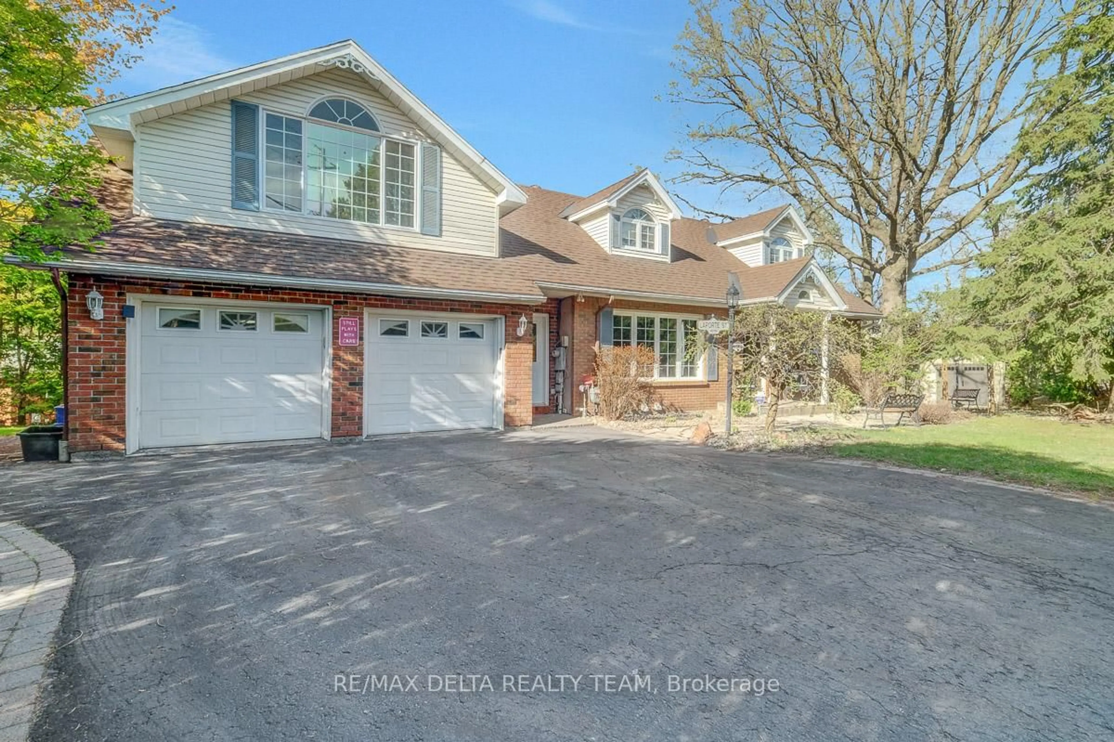 A pic from outside/outdoor area/front of a property/back of a property/a pic from drone, street for 1079 Laporte St, Ottawa Ontario K1J 7B3