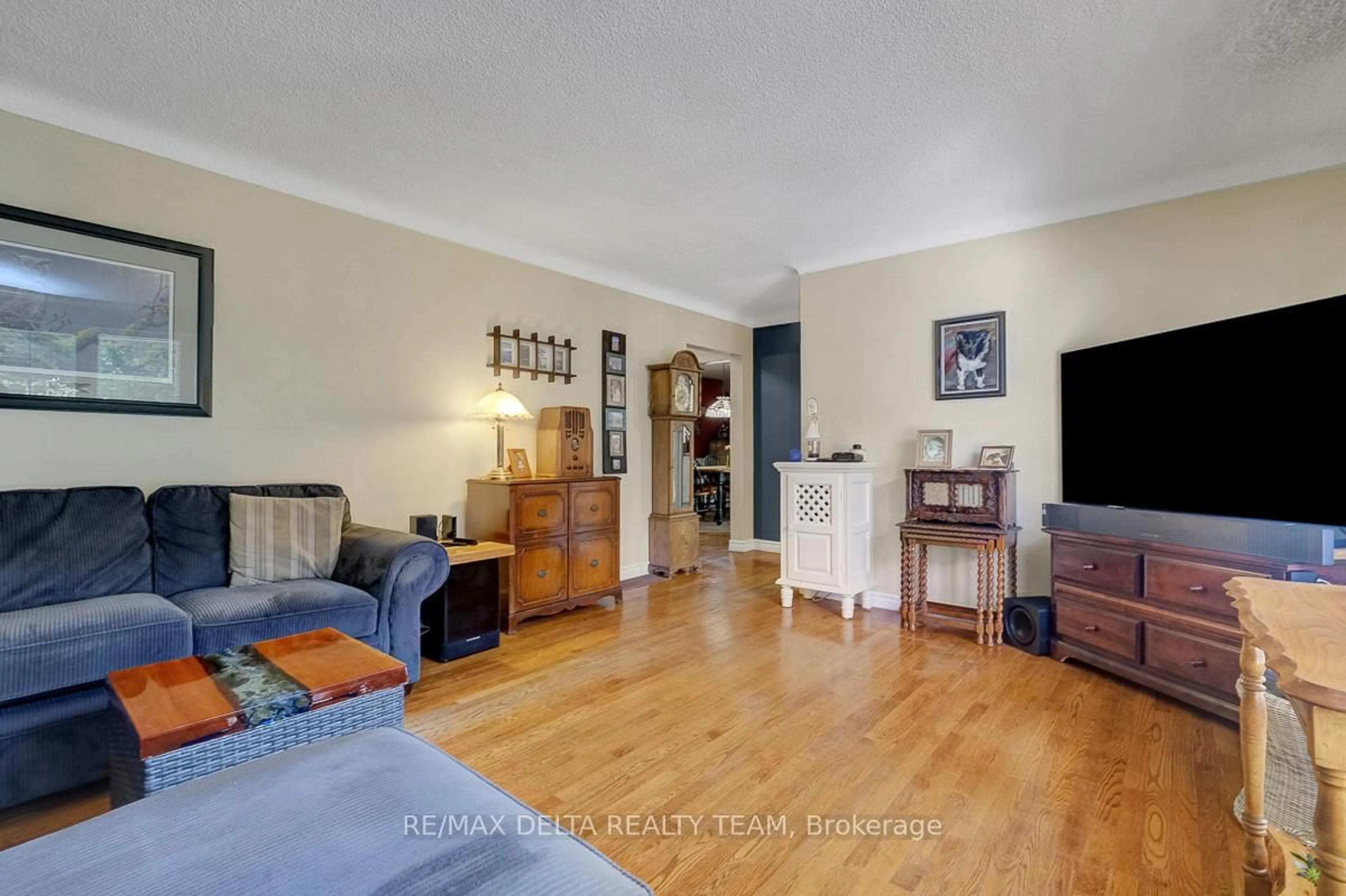 Living room with furniture, wood/laminate floor for 1079 Laporte St, Ottawa Ontario K1J 7B3