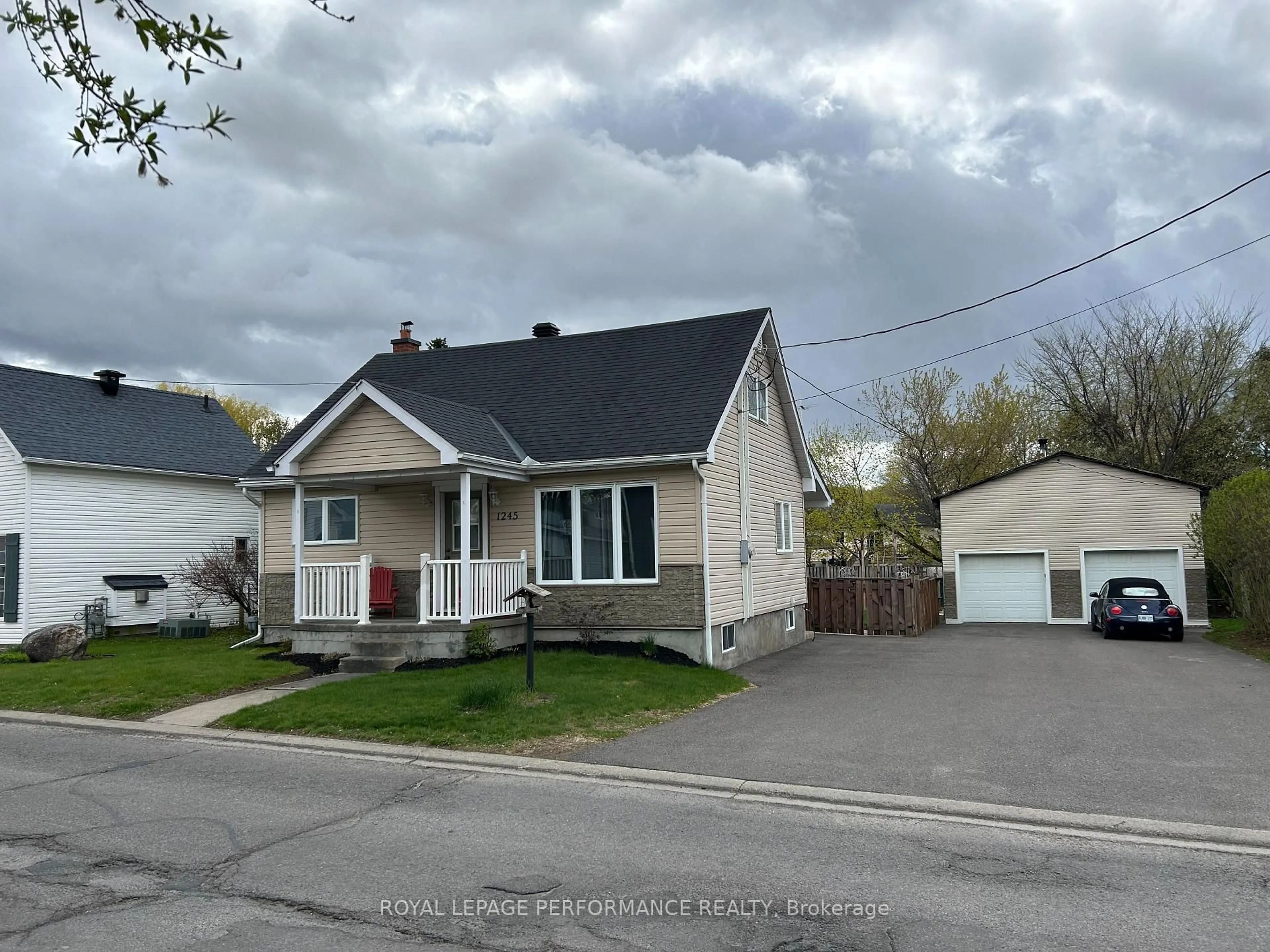 A pic from outside/outdoor area/front of a property/back of a property/a pic from drone, street for 1245 Alma St, Clarence-Rockland Ontario K4K 1C5