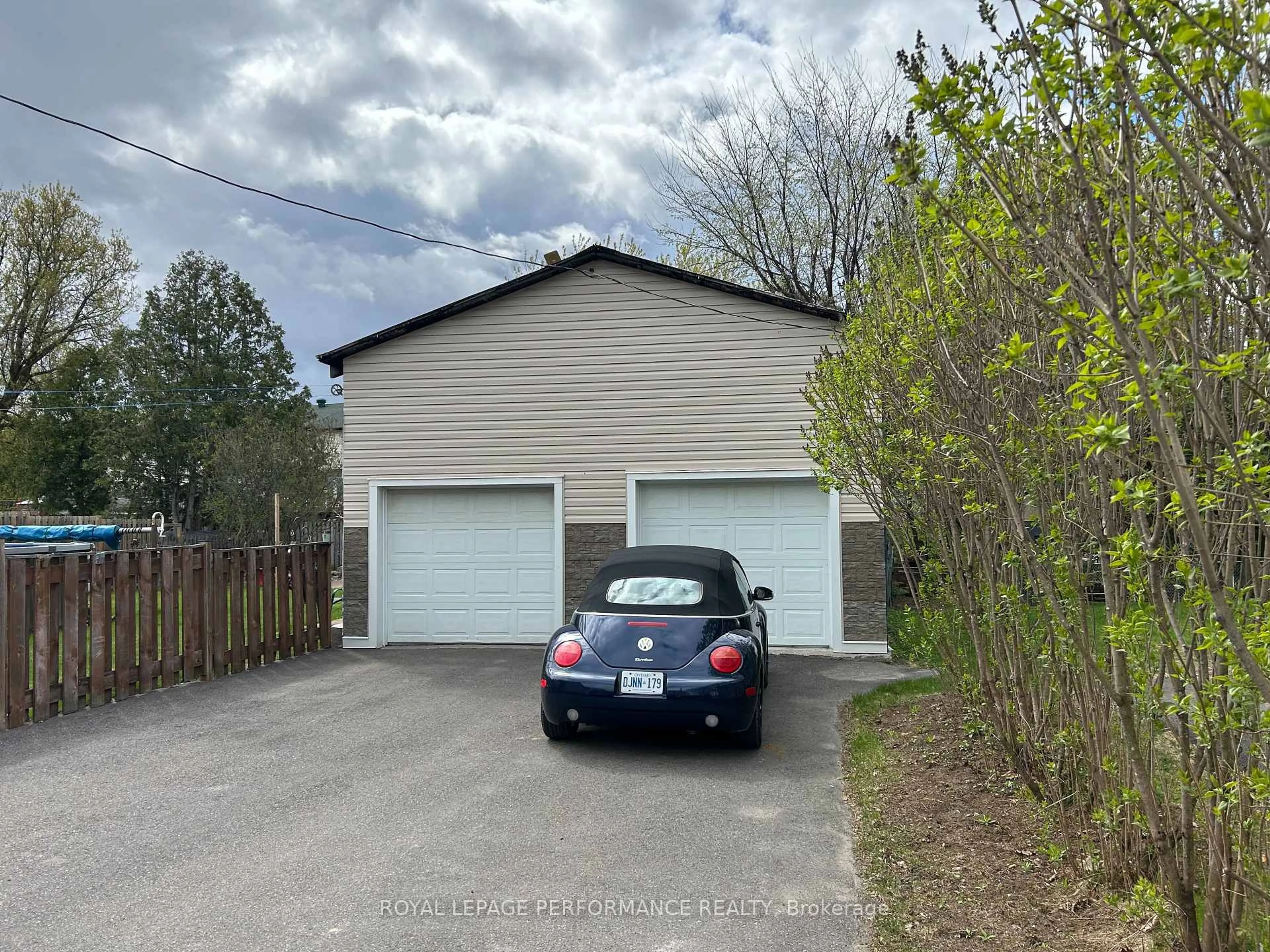 A pic from outside/outdoor area/front of a property/back of a property/a pic from drone, street for 1245 Alma St, Clarence-Rockland Ontario K4K 1C5