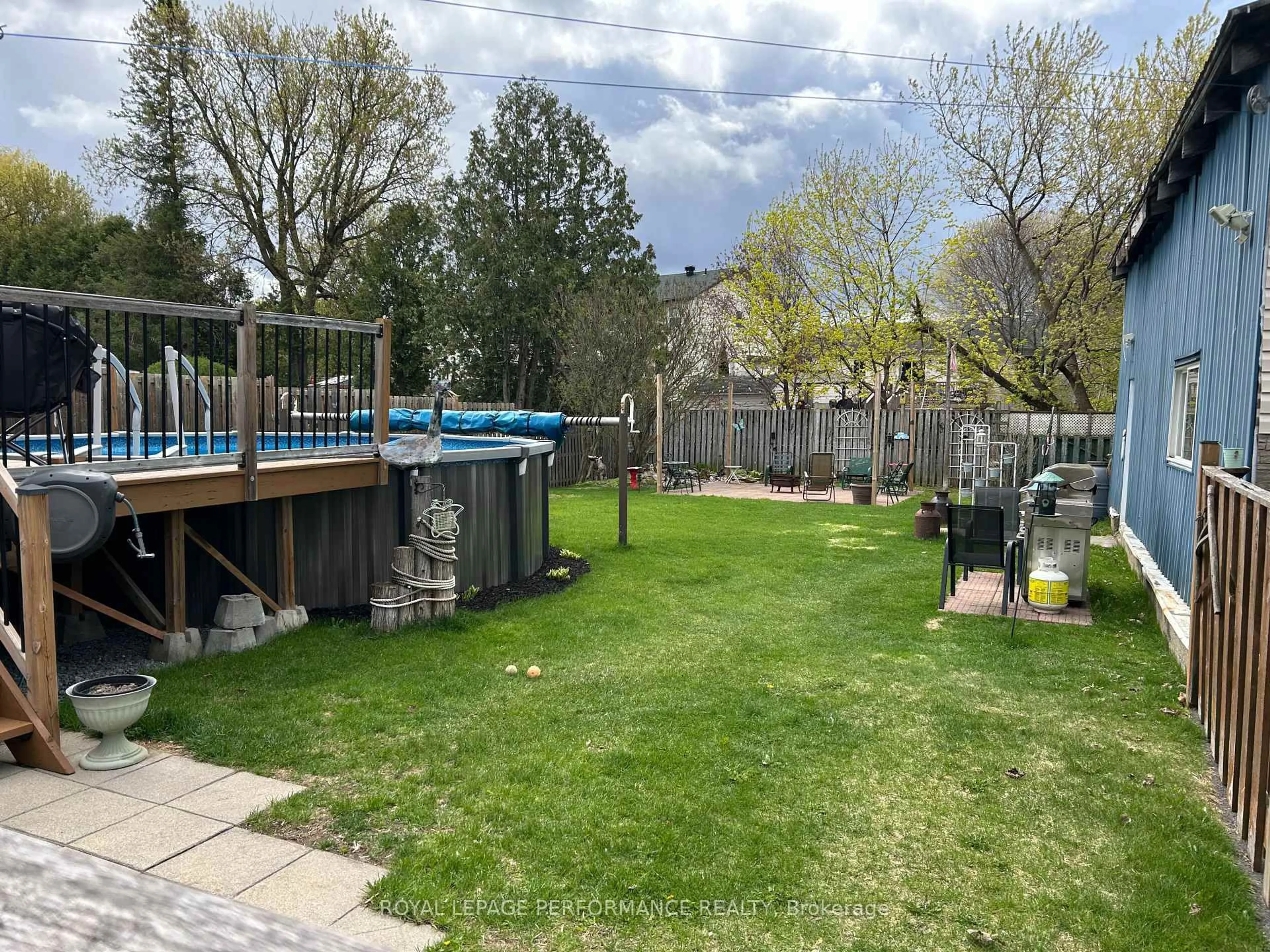 A pic from outside/outdoor area/front of a property/back of a property/a pic from drone, unknown for 1245 Alma St, Clarence-Rockland Ontario K4K 1C5