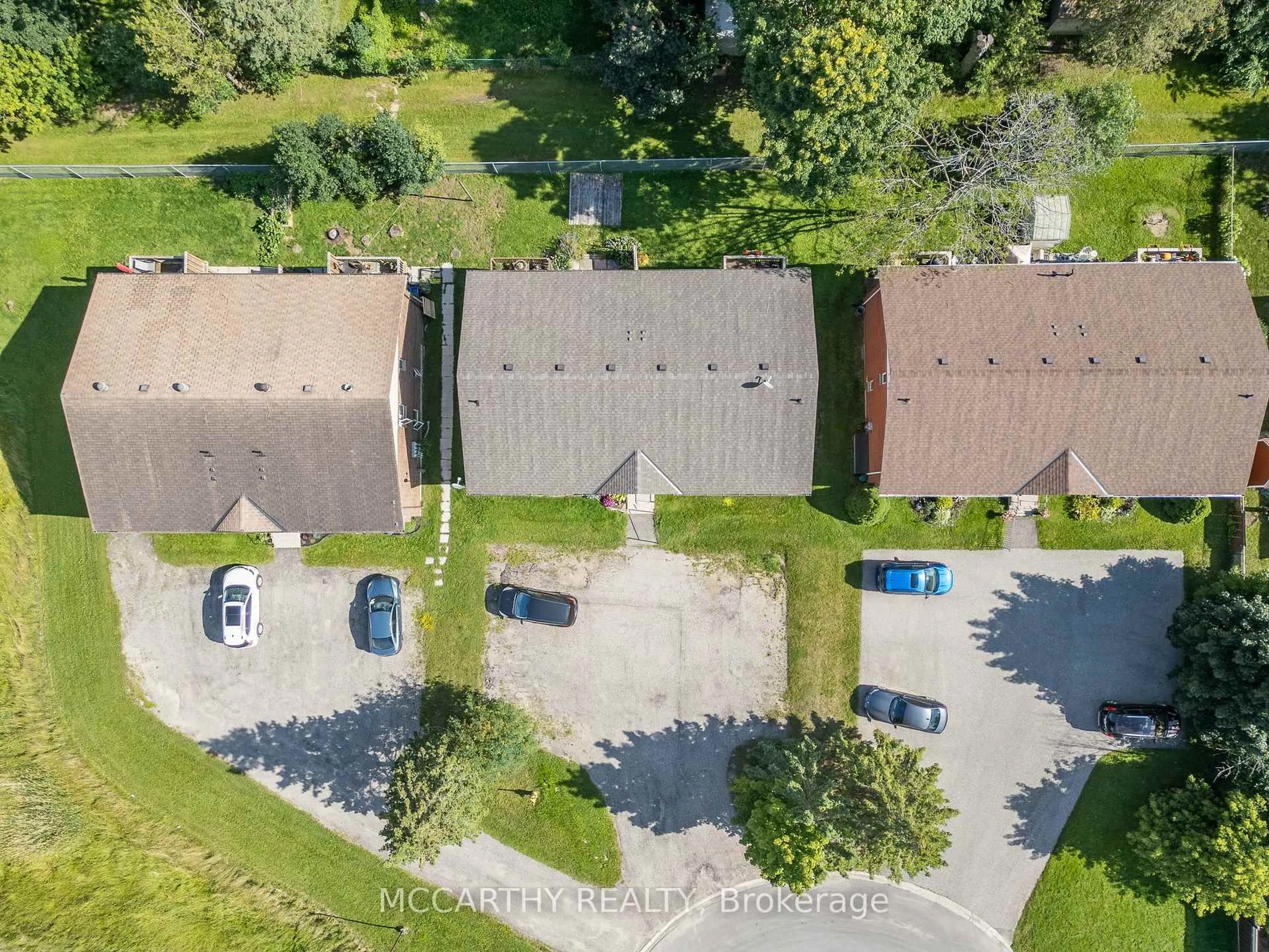 A pic from outside/outdoor area/front of a property/back of a property/a pic from drone, street for 209 Sarah Crt, Shelburne Ontario L9V 2Z8