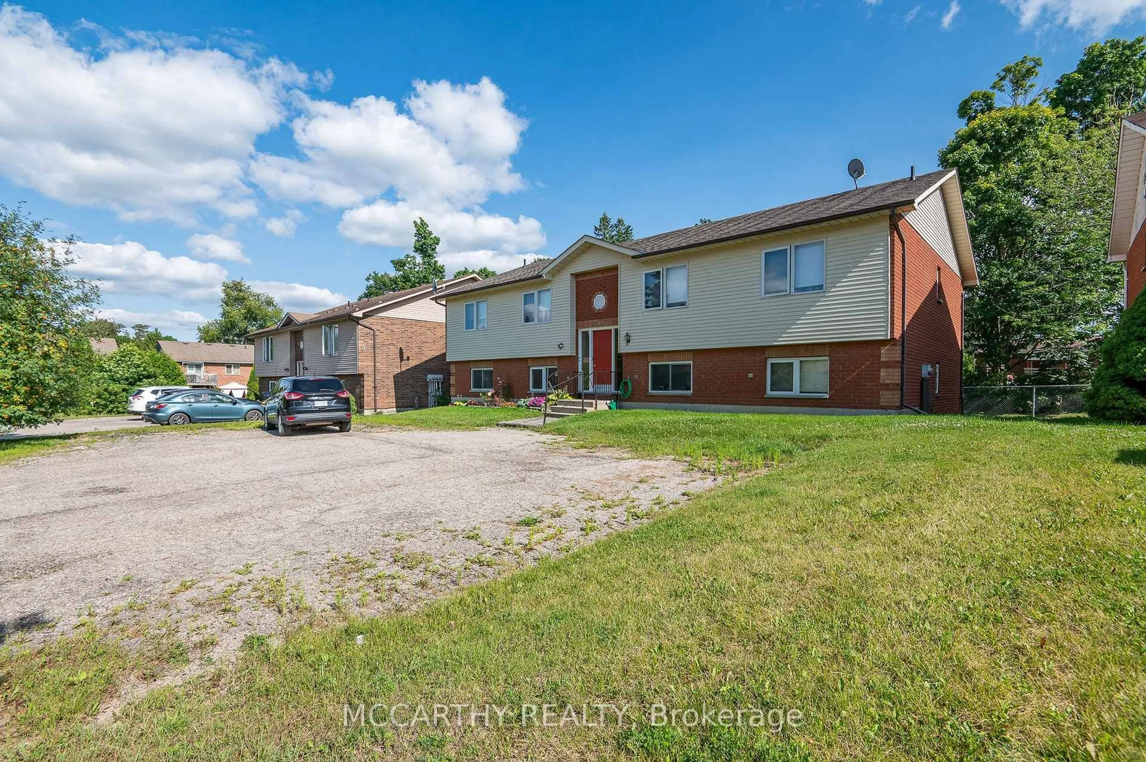 A pic from outside/outdoor area/front of a property/back of a property/a pic from drone, street for 209 Sarah Crt, Shelburne Ontario L9V 2Z8