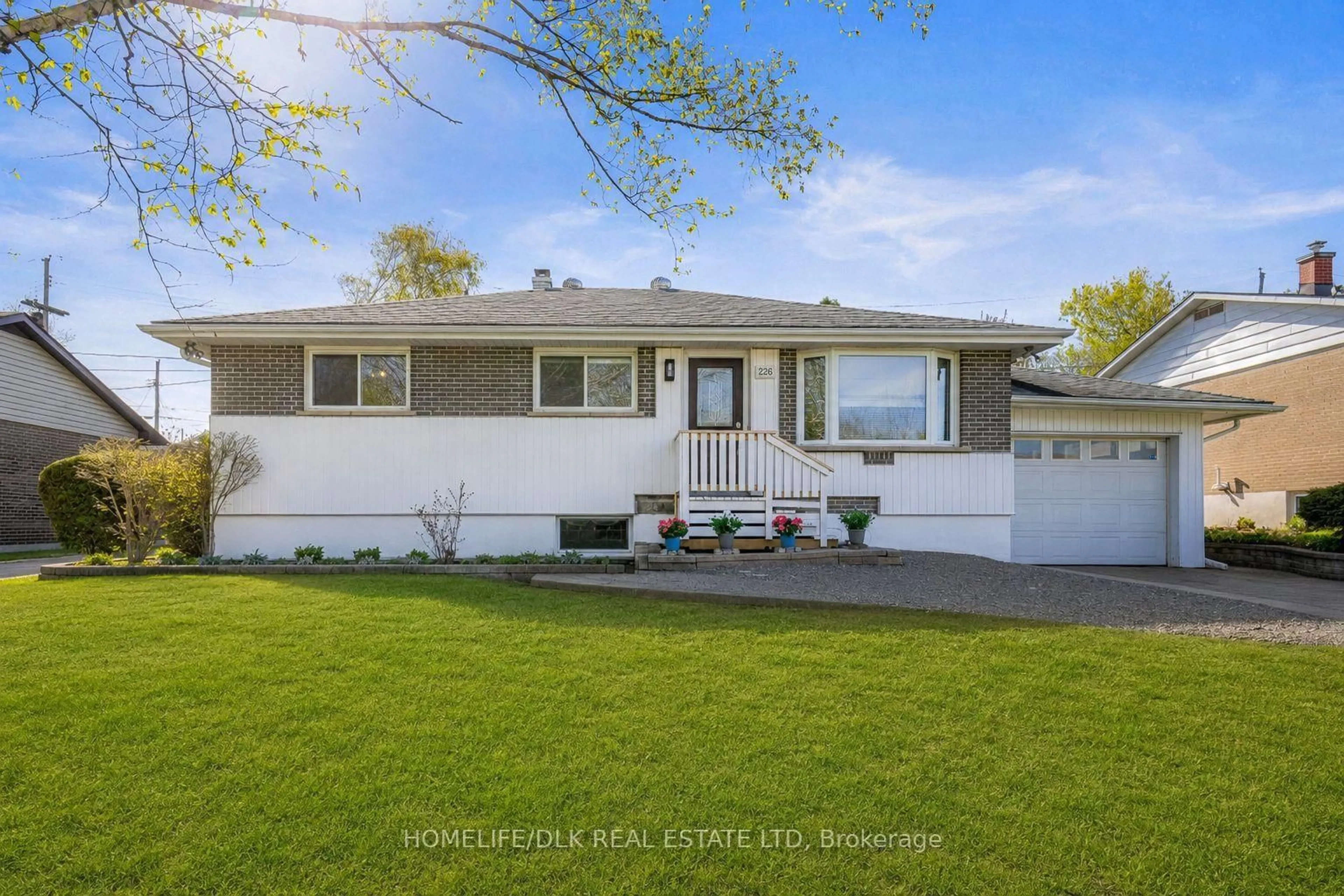 Home with vinyl exterior material, street for 226 Reynolds Dr, Brockville Ontario K6V 1X9
