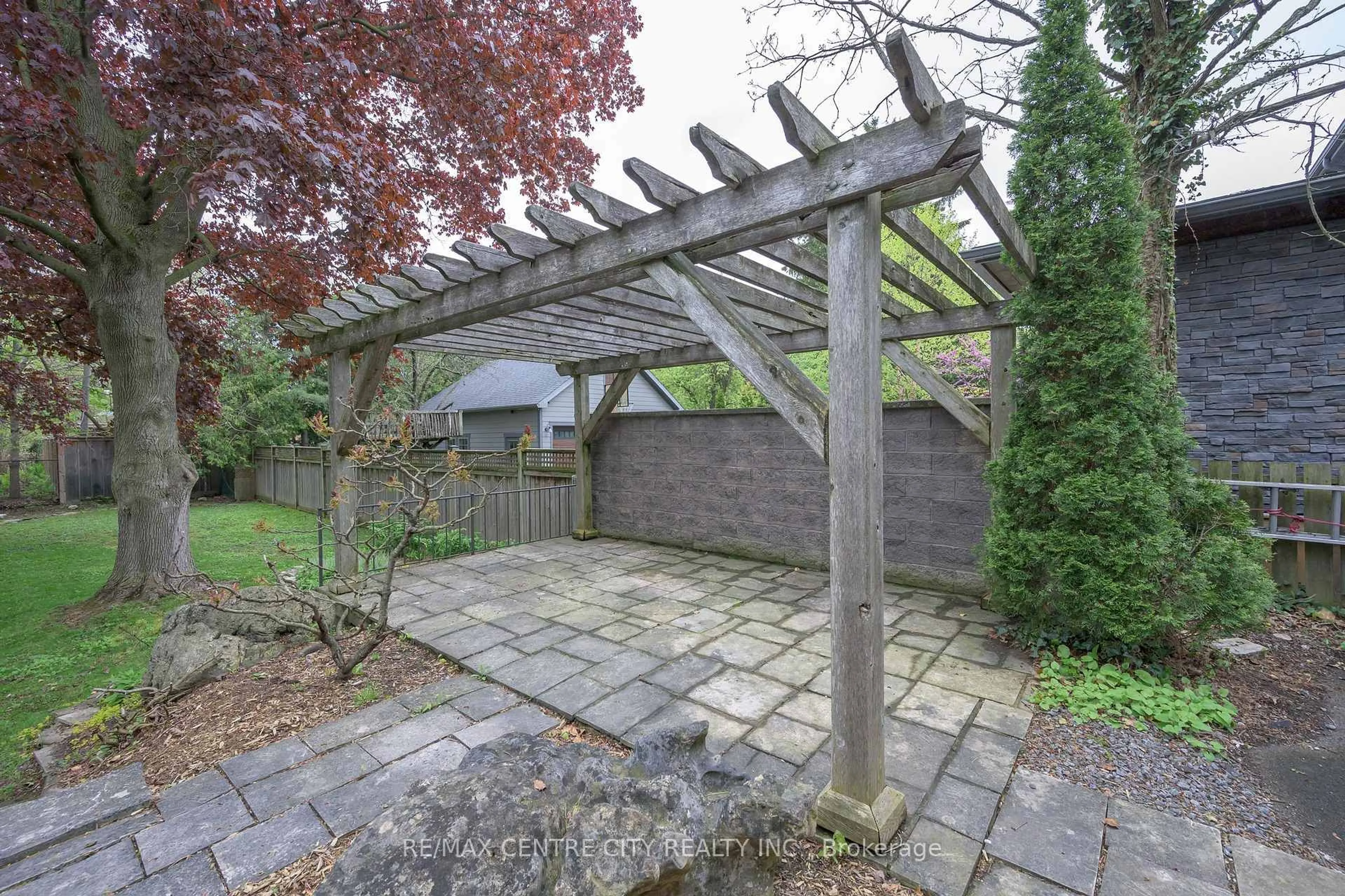 Patio, street for 996 Waterloo St, London East Ontario N6A 3X5