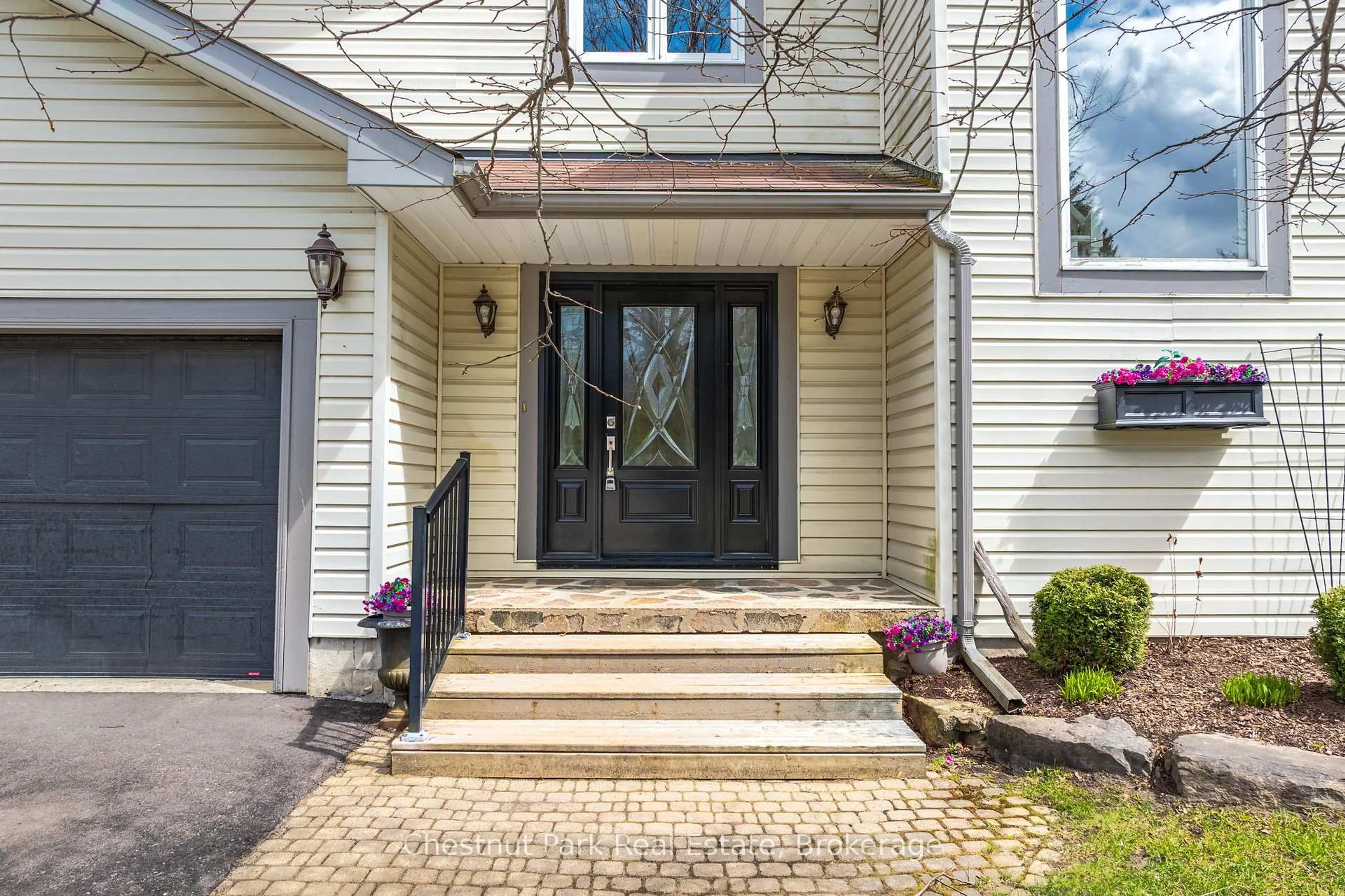 Indoor entryway for 22 Glenwood Dr, Huntsville Ontario P1H 1B6