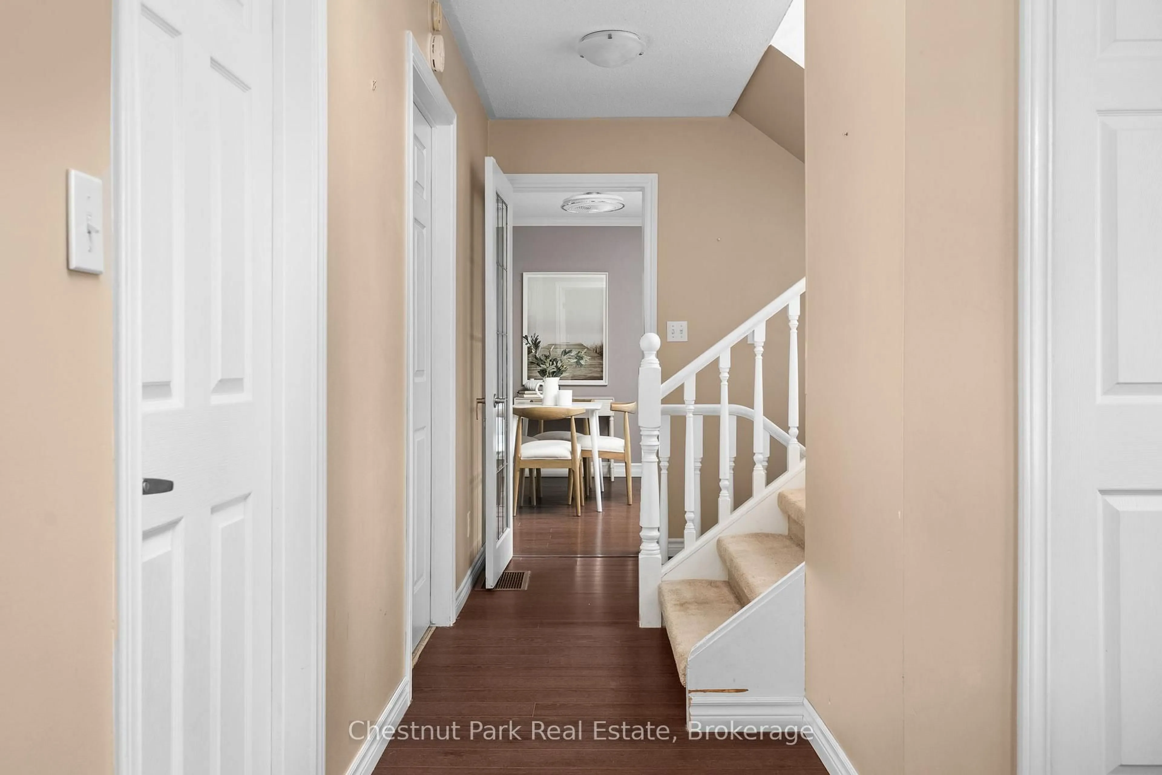 Indoor entryway for 22 Glenwood Dr, Huntsville Ontario P1H 1B6