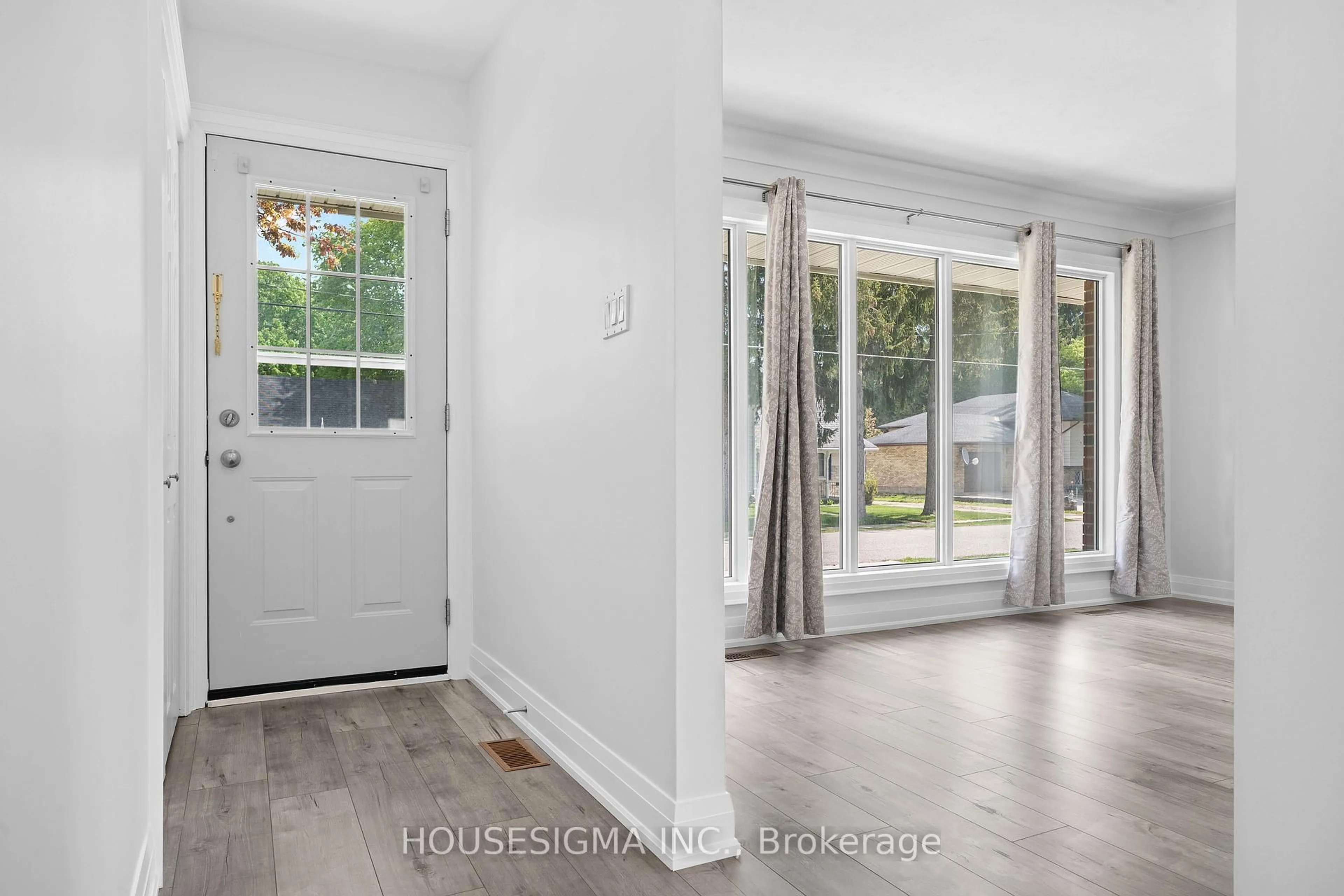 Indoor entryway for 282 Mary St, West Elgin Ontario N0L 2P0
