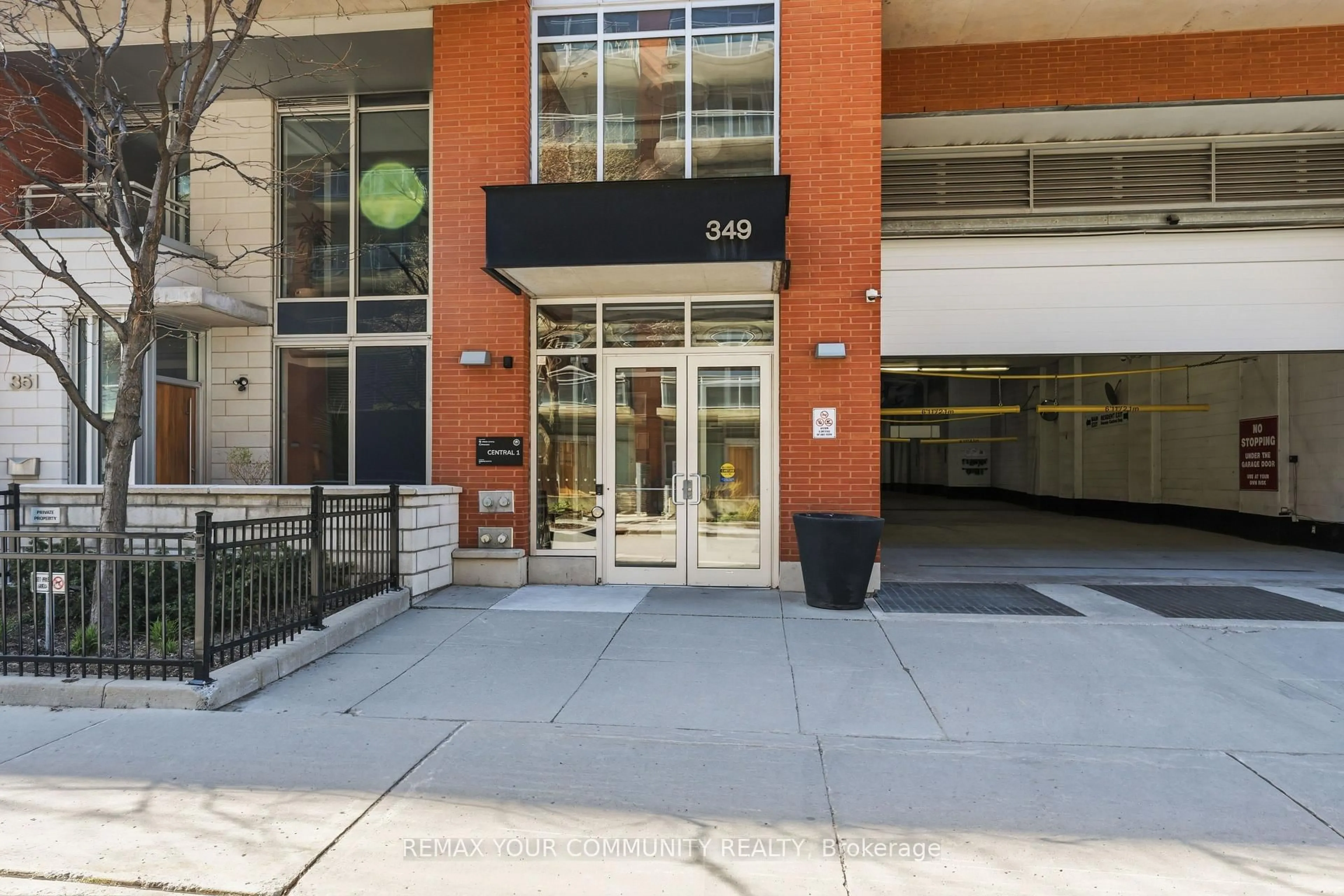 Indoor foyer for 349 Mcleod St #630, Ottawa Ontario K2P 0S1