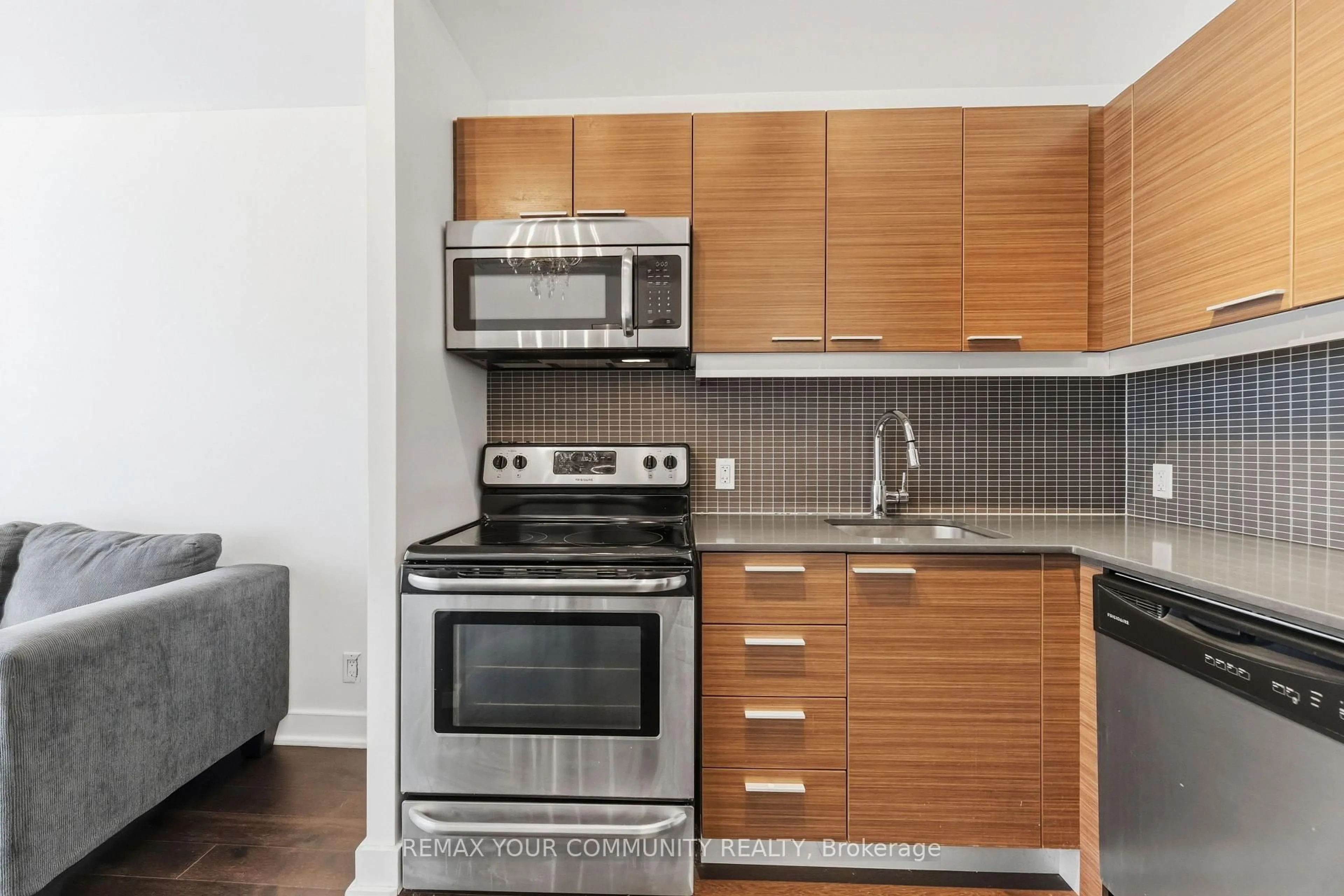 Standard kitchen, wood/laminate floor for 349 Mcleod St #630, Ottawa Ontario K2P 0S1