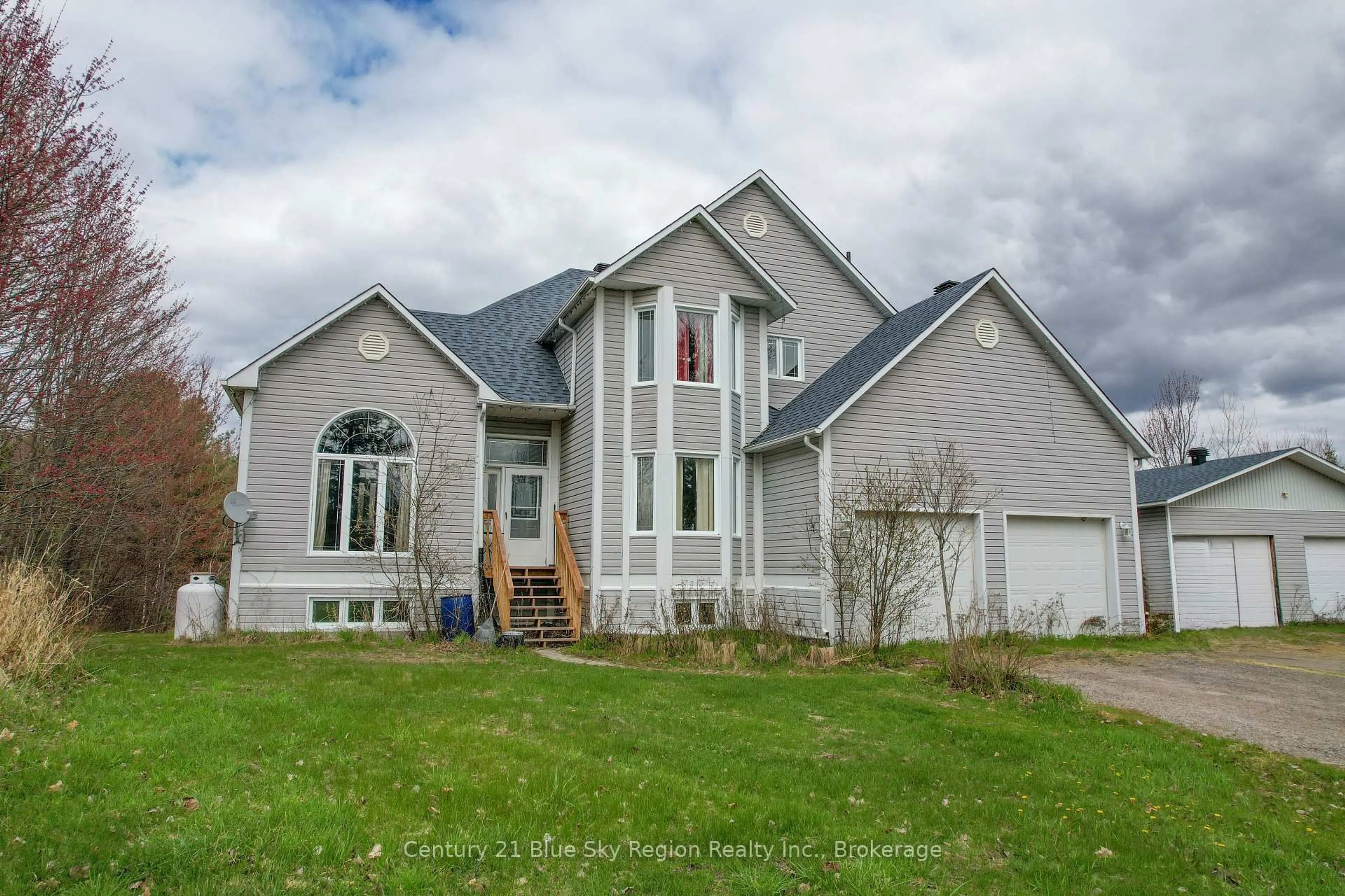 Home with vinyl exterior material, unknown for 879 Callander Bay Dr, Callander Ontario P0H 1H0