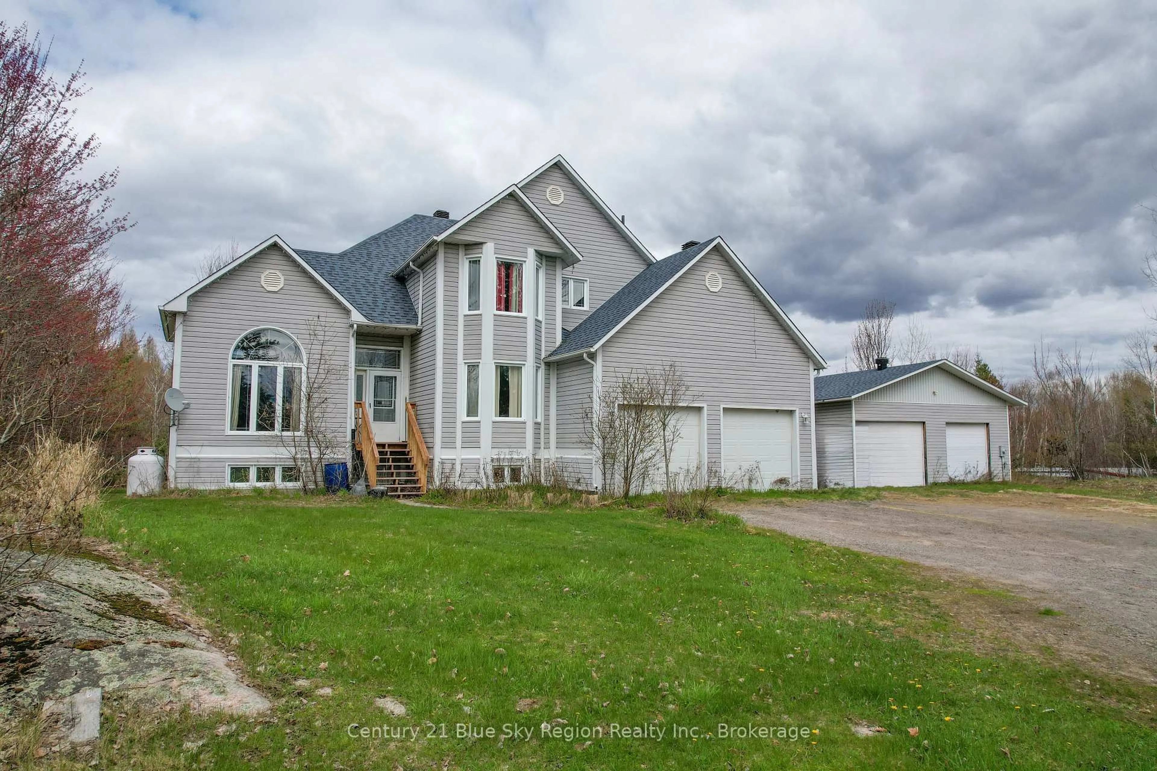 A pic from outside/outdoor area/front of a property/back of a property/a pic from drone, unknown for 879 Callander Bay Dr, Callander Ontario P0H 1H0