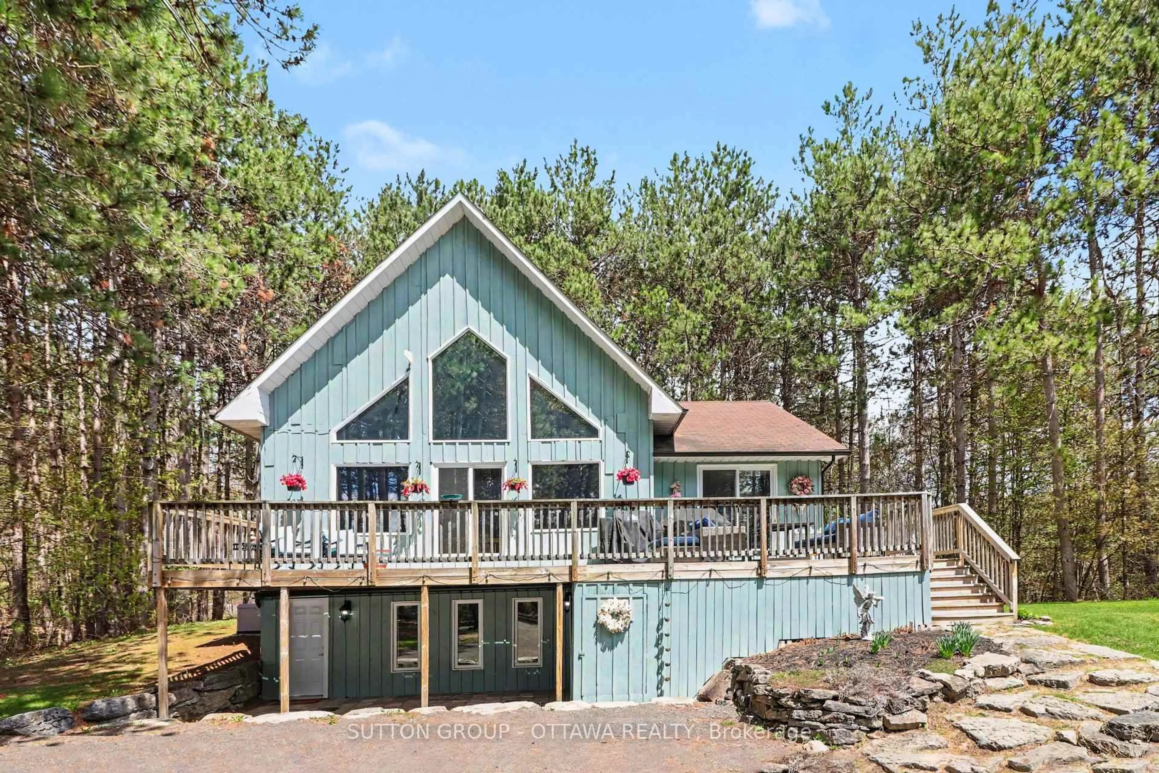 Home with vinyl exterior material, water/lake/river/ocean view for 5315 Pearl Rd, Champlain Ontario K0B 1K0