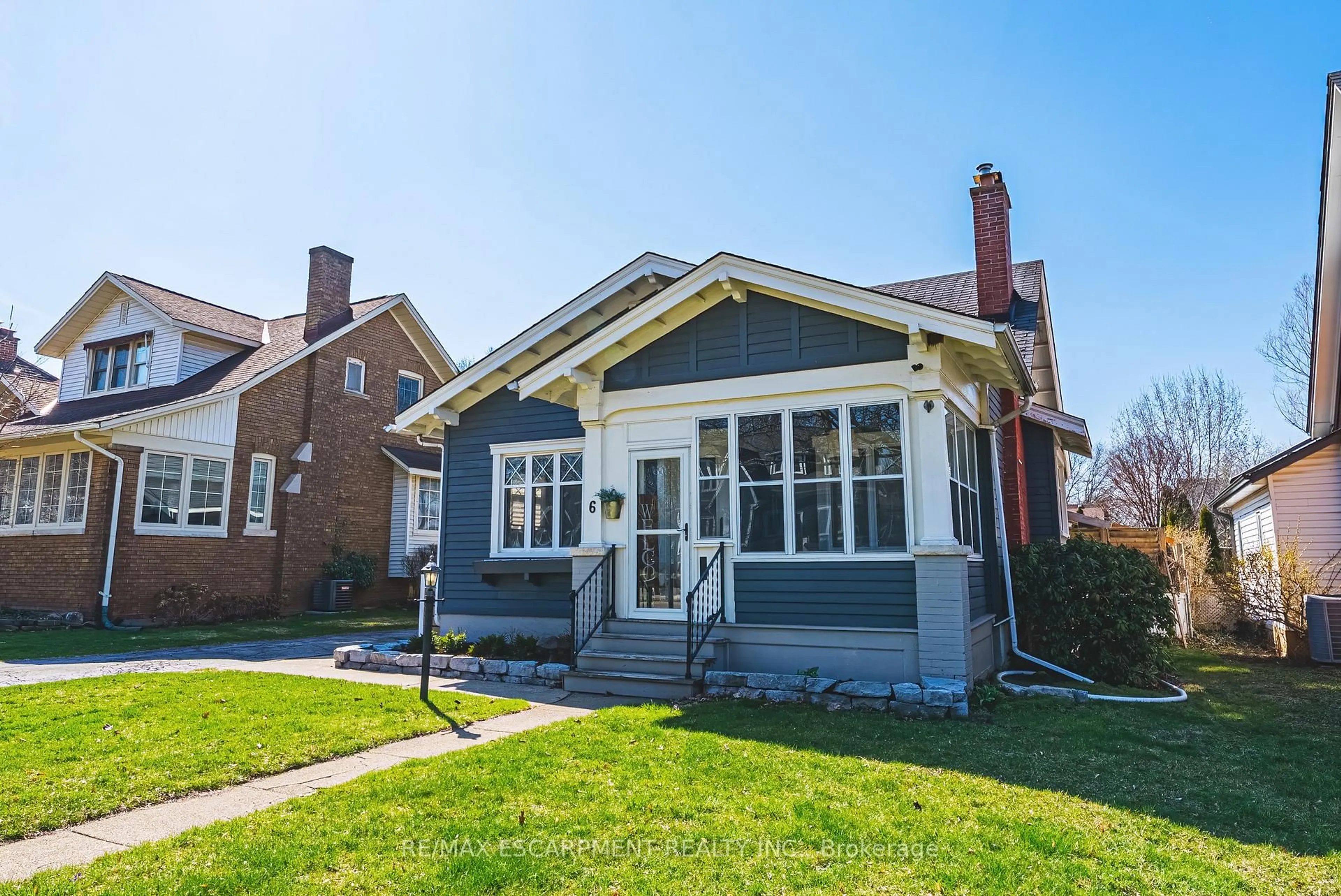Home with brick exterior material, street for 6 Nelles Blvd, Grimsby Ontario L3M 3R1