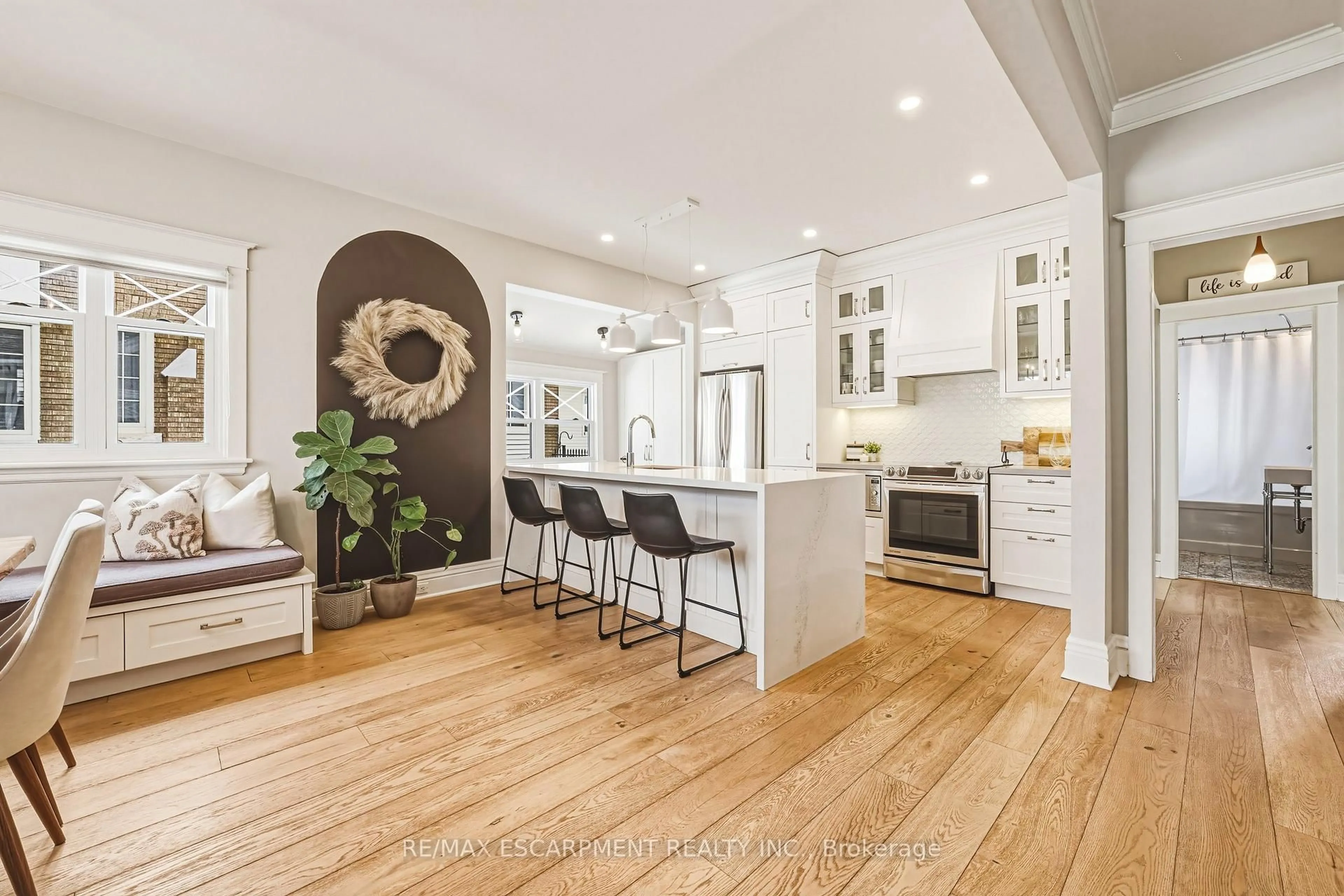 Open concept kitchen, unknown for 6 Nelles Blvd, Grimsby Ontario L3M 3R1