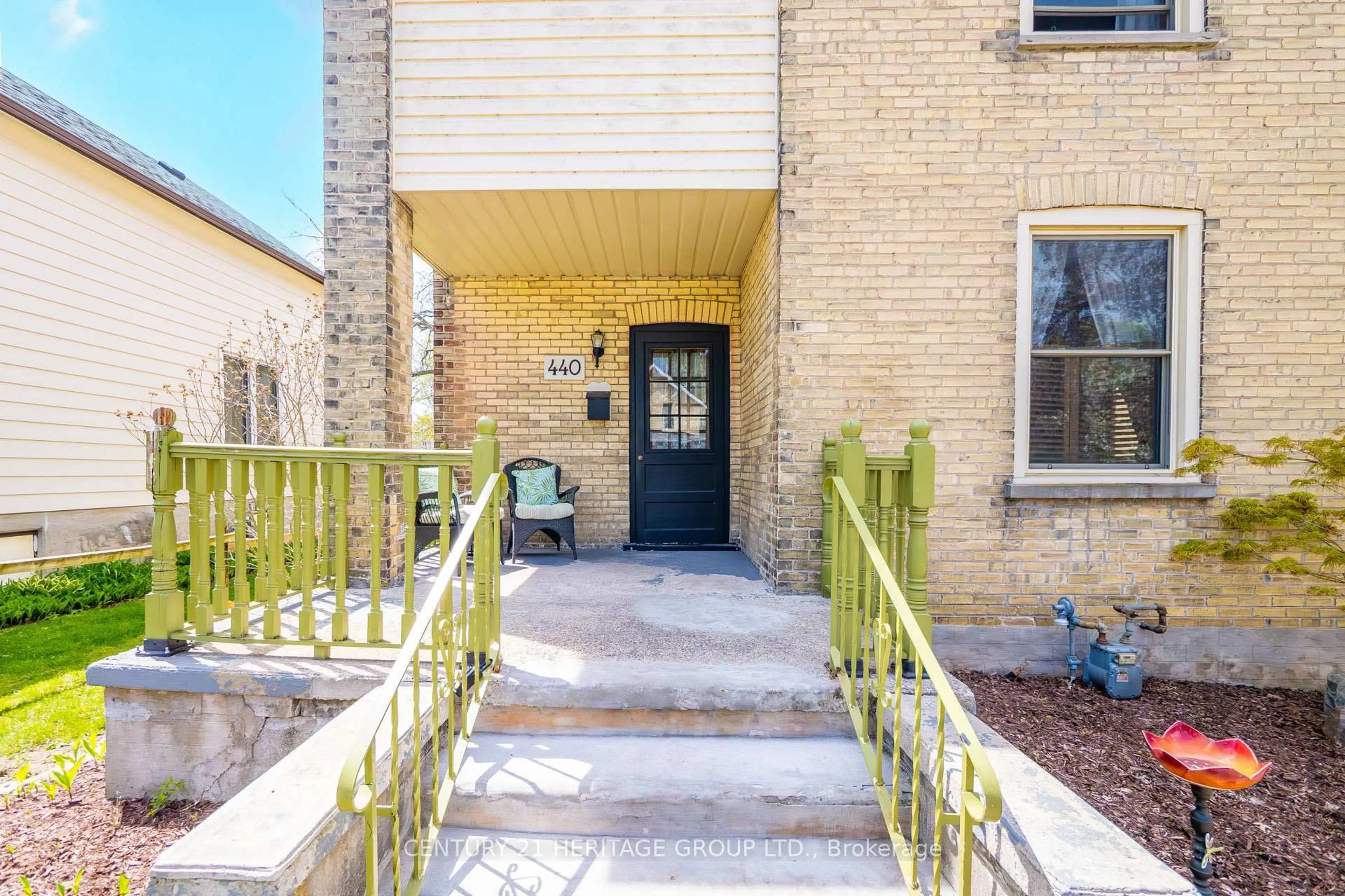 Unknown for 440 Moore St, Cambridge Ontario N3H 3A9